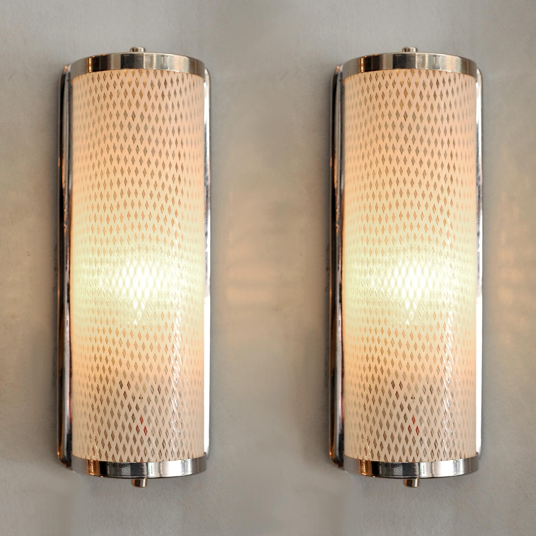 Metà XX secolo 1950s Italian diamond 'Lattice' glass Wall Light with chrome frame in vendita