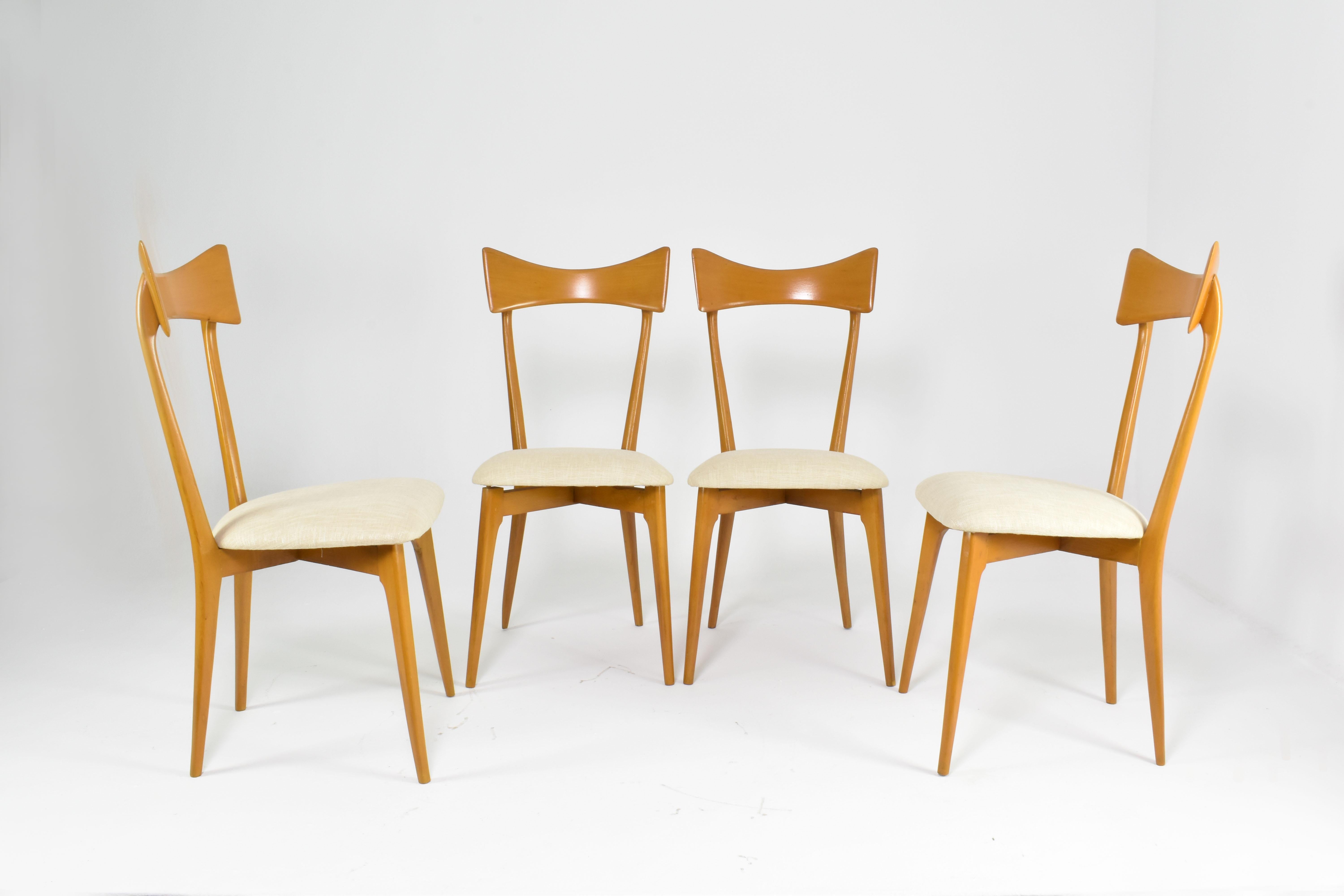 Sammelstühle des 20. Jahrhunderts, die Mitte der 1950er Jahre von dem legendären Duo Ico und Luisa Parisi für Ariberto Colombo entworfen wurden. Das klassische Design wird durch die geschwungene Rückenlehne und die gespreizten und konisch