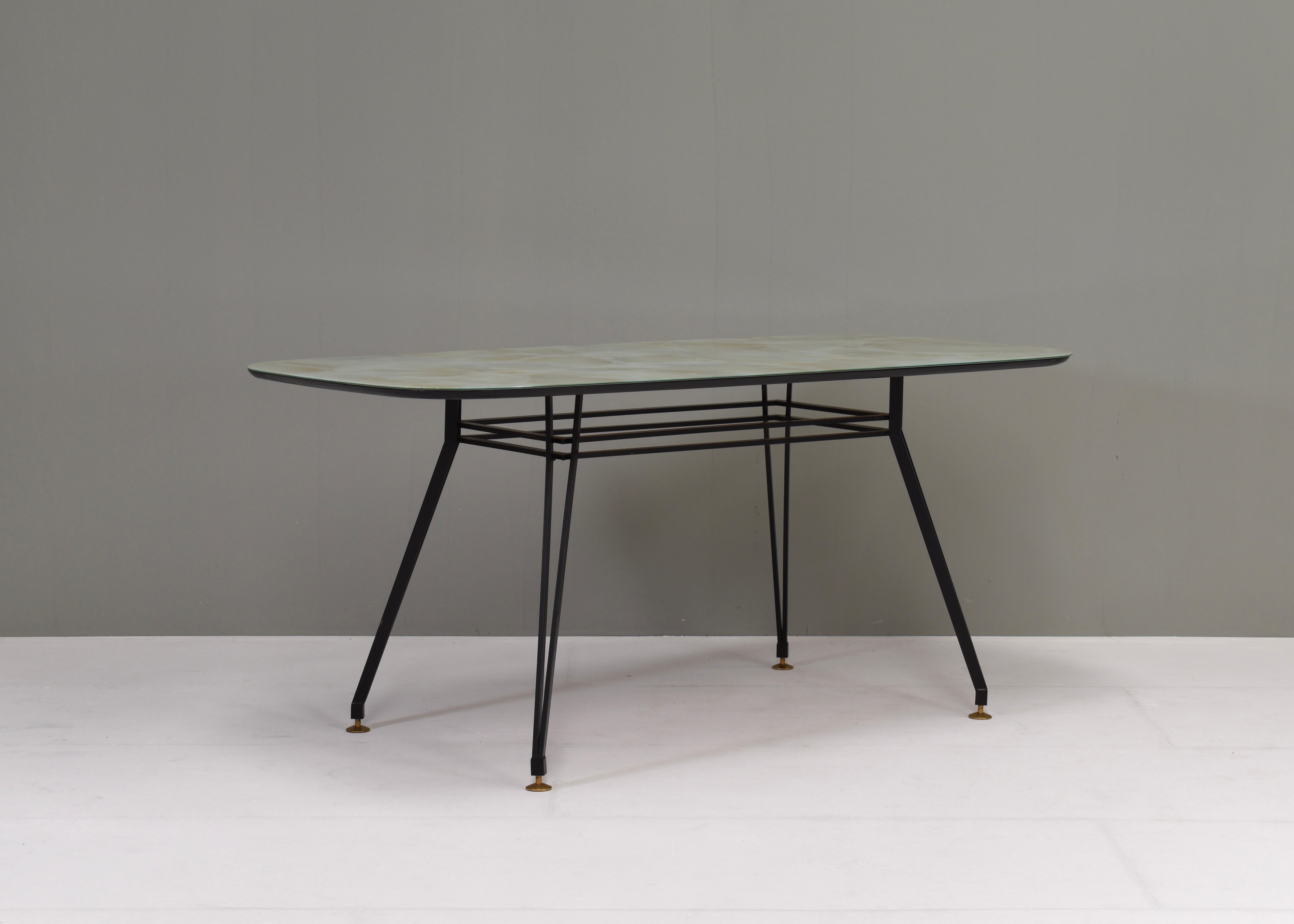 1950's Italian Dining Table with Metal Base, Glass Top and Brass Details In Good Condition For Sale In Pijnacker, Zuid-Holland