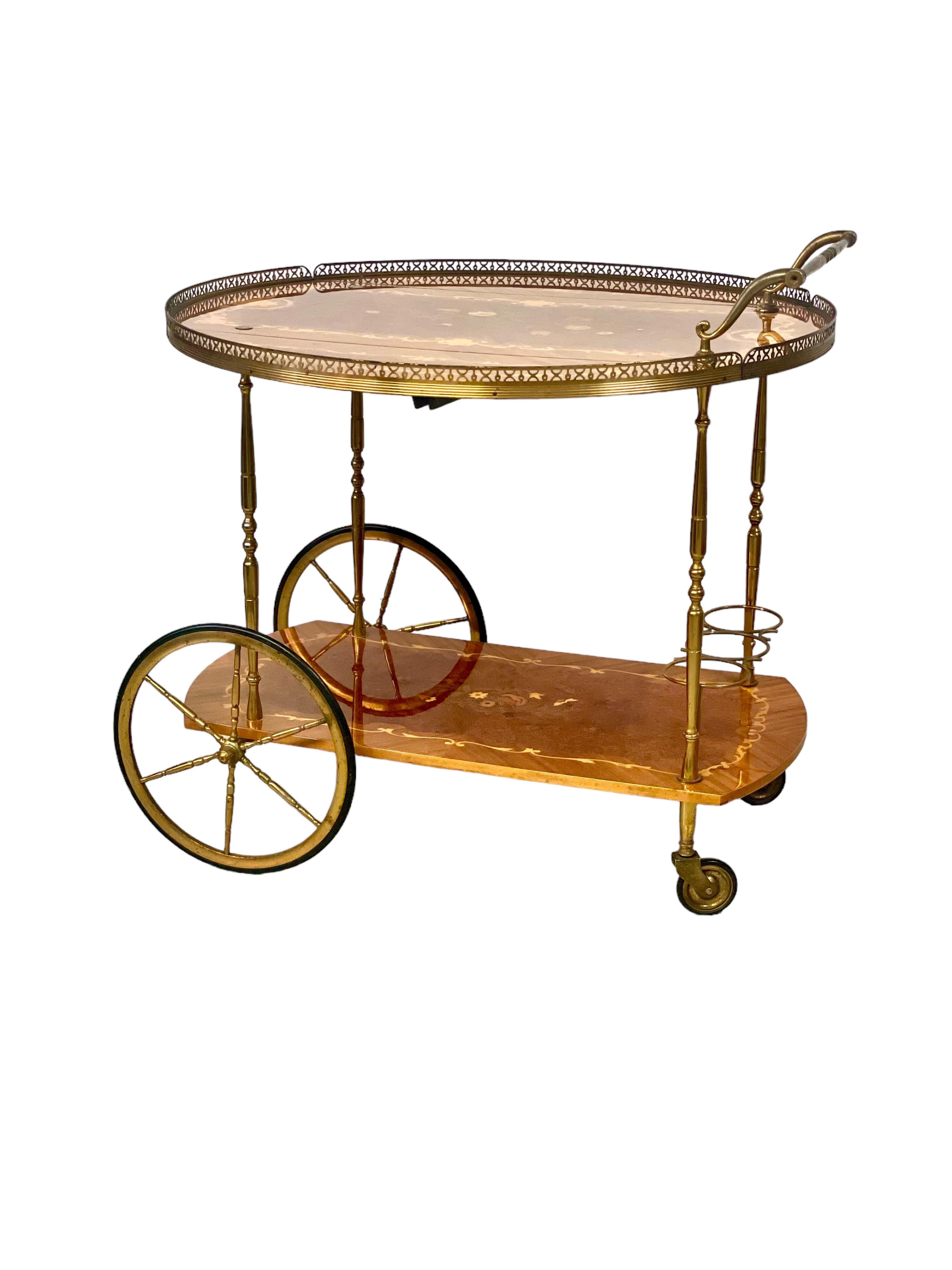 Italienischer Barwagen aus den 1950er Jahren mit Messing und Intarsien (Marketerie) im Angebot