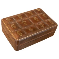 Boîte italienne des années 1950 en cuir gaufré et doré, avec un intérieur doublé de daim.