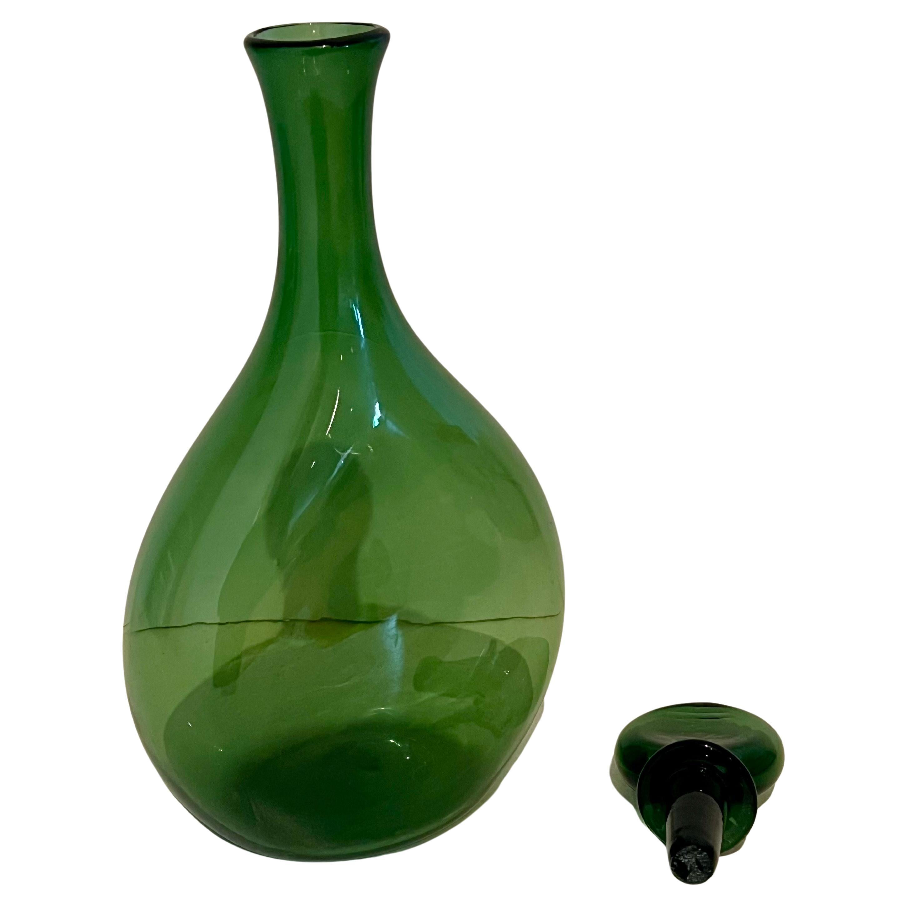 Magnifique verre soufflé à la bouche de couleur verte avec bouchon, sans éclats ni fissures.