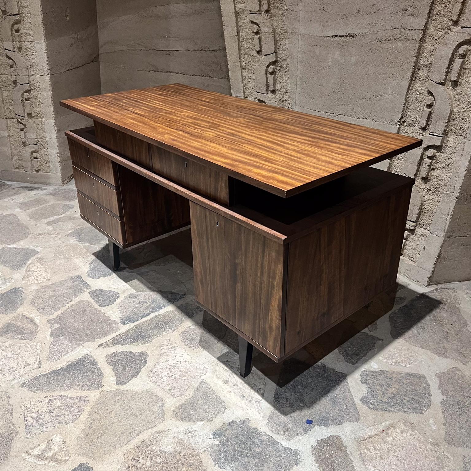 Escritorio ejecutivo estilo italiano años 50 Vittorio Dassi Italia Madera en venta