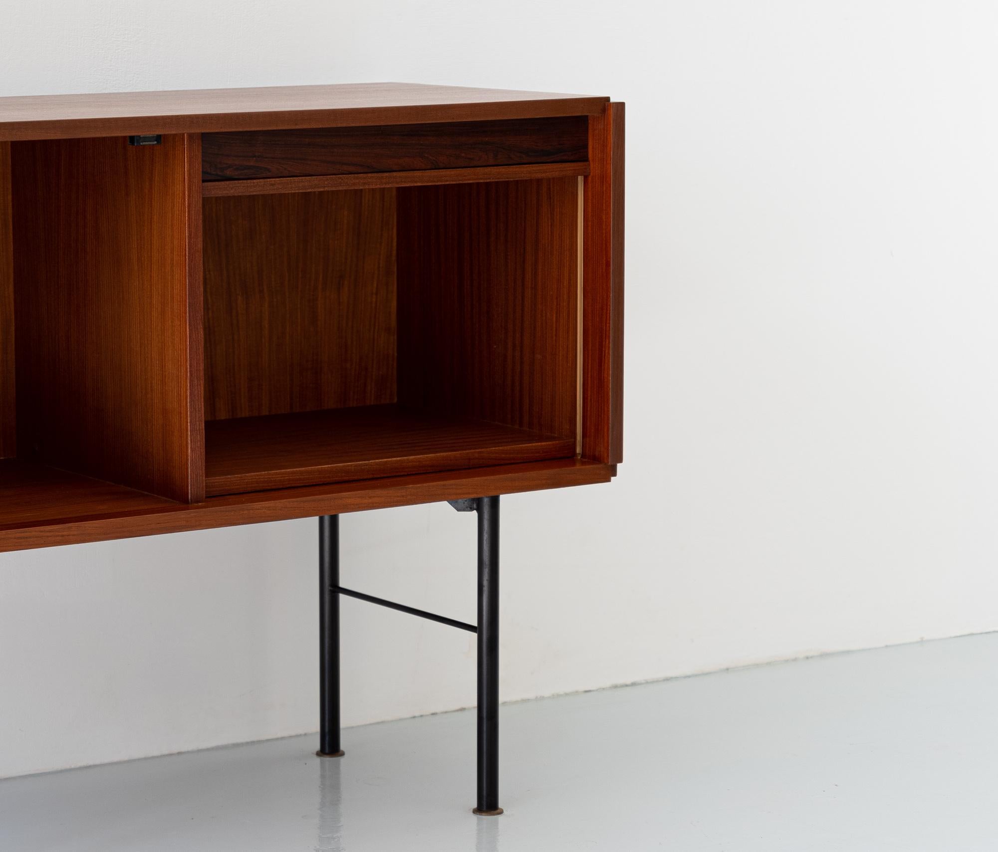 Italienisches Sideboard aus exotischem Holz mit Schlössertür aus den 1950er Jahren (Moderne der Mitte des Jahrhunderts) im Angebot