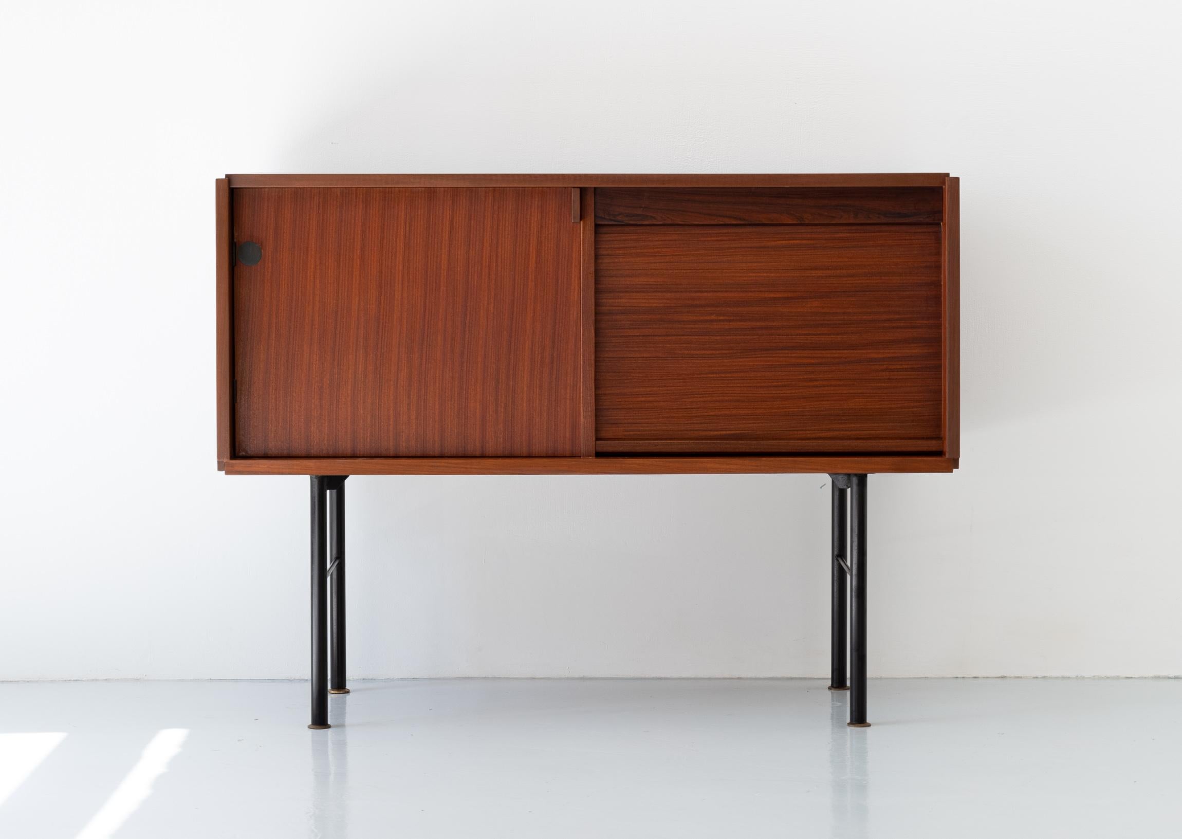 Italienisches Sideboard aus exotischem Holz mit Schlössertür aus den 1950er Jahren im Zustand „Gut“ im Angebot in Rome, IT