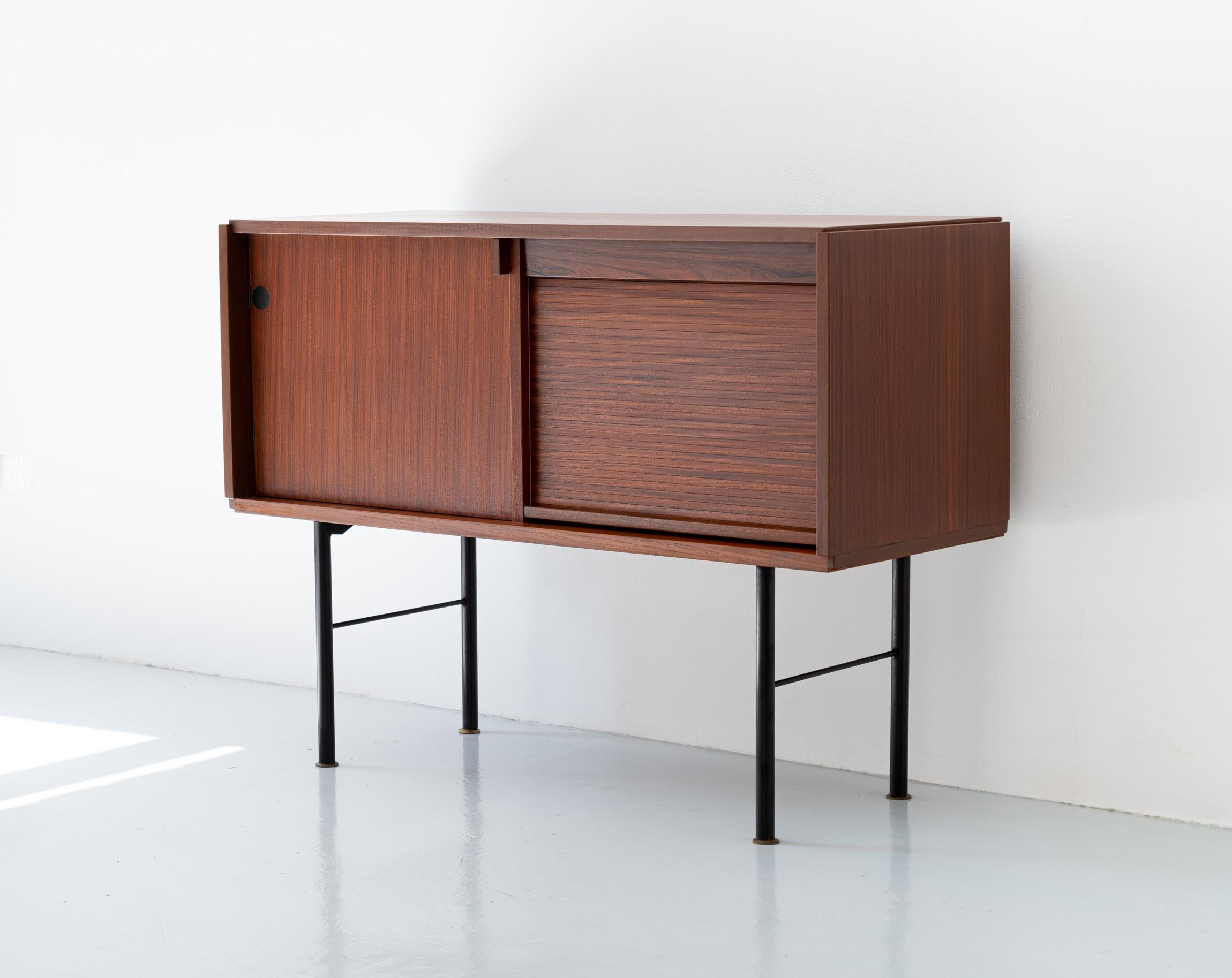 Italienisches Sideboard aus exotischem Holz mit Schlössertür aus den 1950er Jahren im Angebot 1