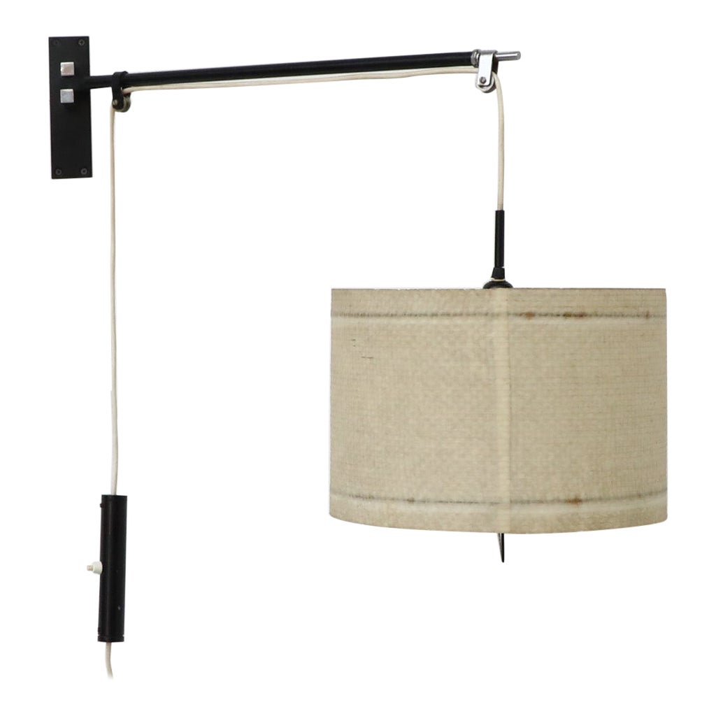 Lámpara de pared extensible italiana de los años 50 con estructura de metal negro y pantalla de tambor