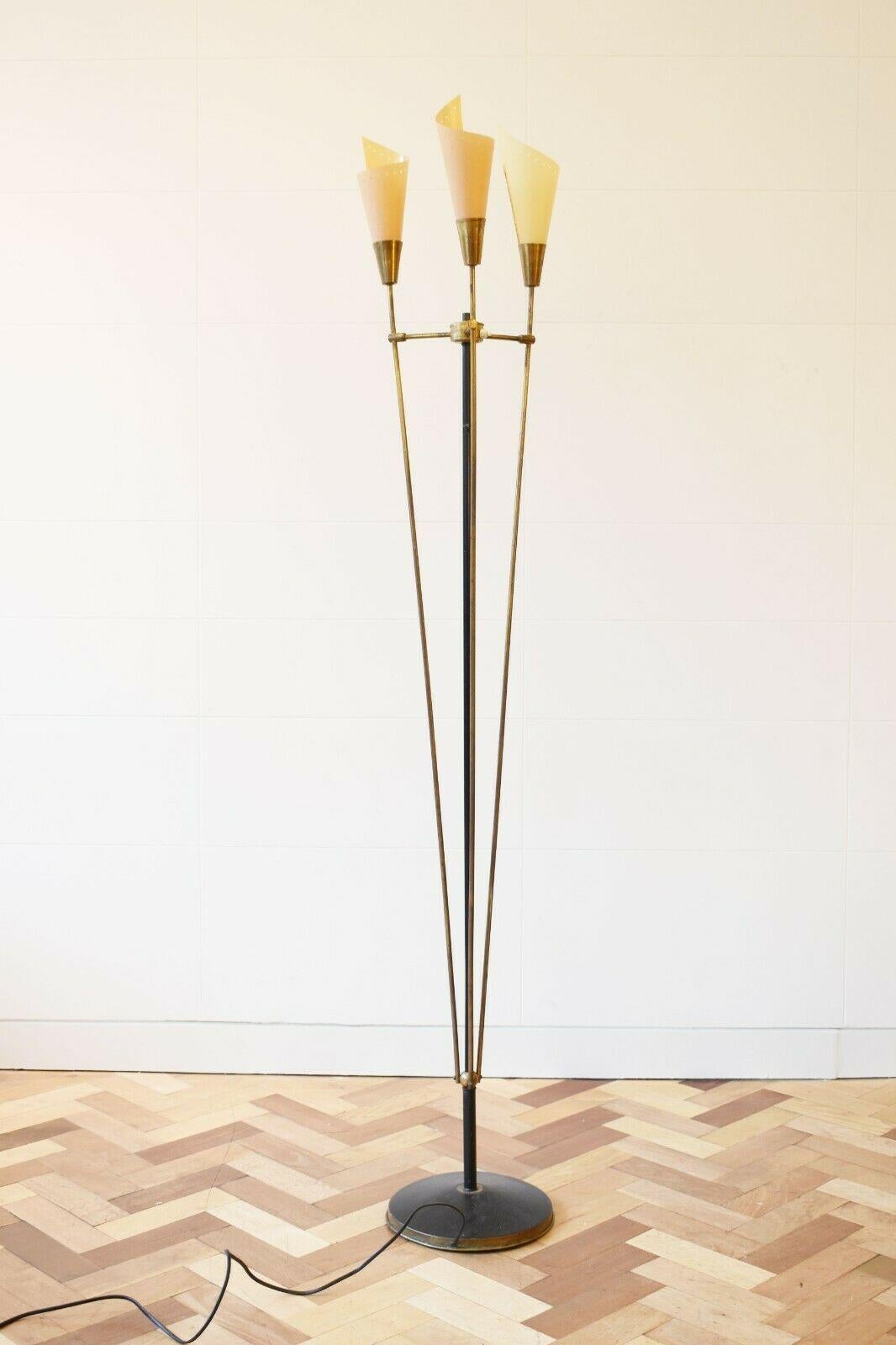 1950s Italian floorlamp brass base with three pig skin shades

Set upon a brass base, this floorlamp features 3 lamps held at the centre of the piece. 

Around the lamps is pig skin shade, and they're sculptural shape makes them the perfect
