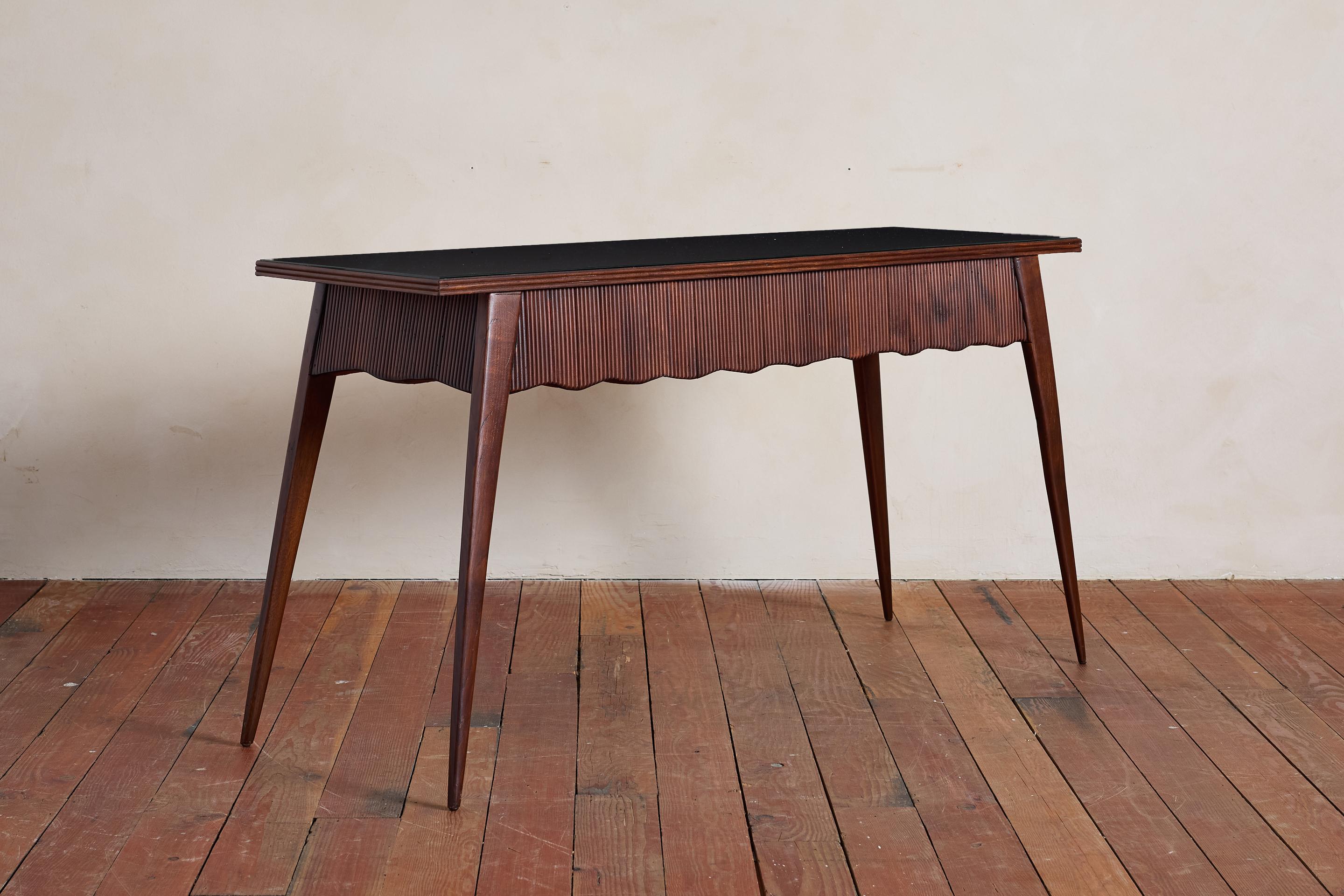 Preciosa consola italiana de madera oscura estriada y bordes festoneados 

Maravillosa pátina y líneas curvas / patas cónicas angulares

Tapa original de cristal negro 

Italia, años 50

