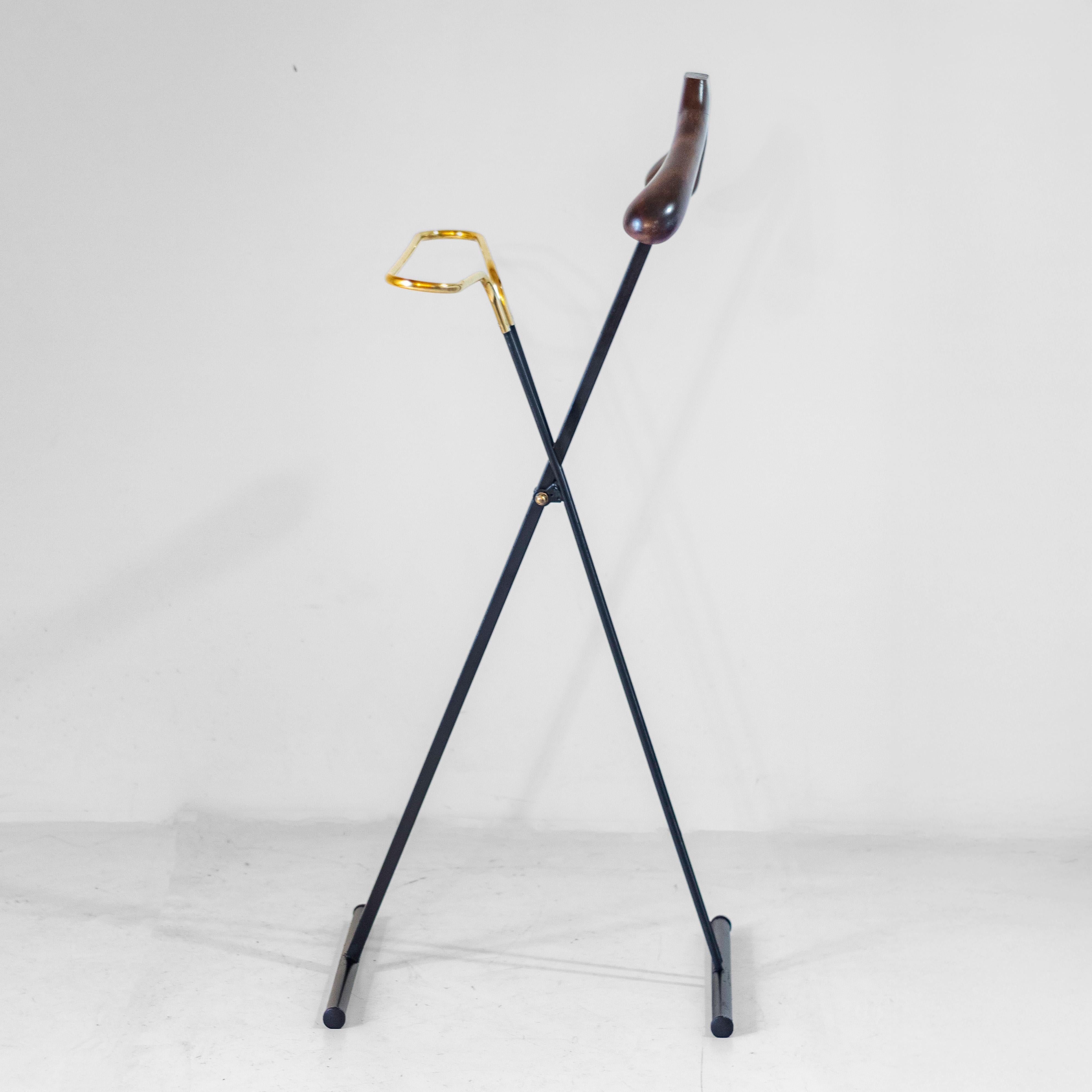 1950s Italian Folding Valet Stand in Beech, Iron and Brass by Fratelli Reguitti In Good Condition For Sale In Ceglie Messapica, IT