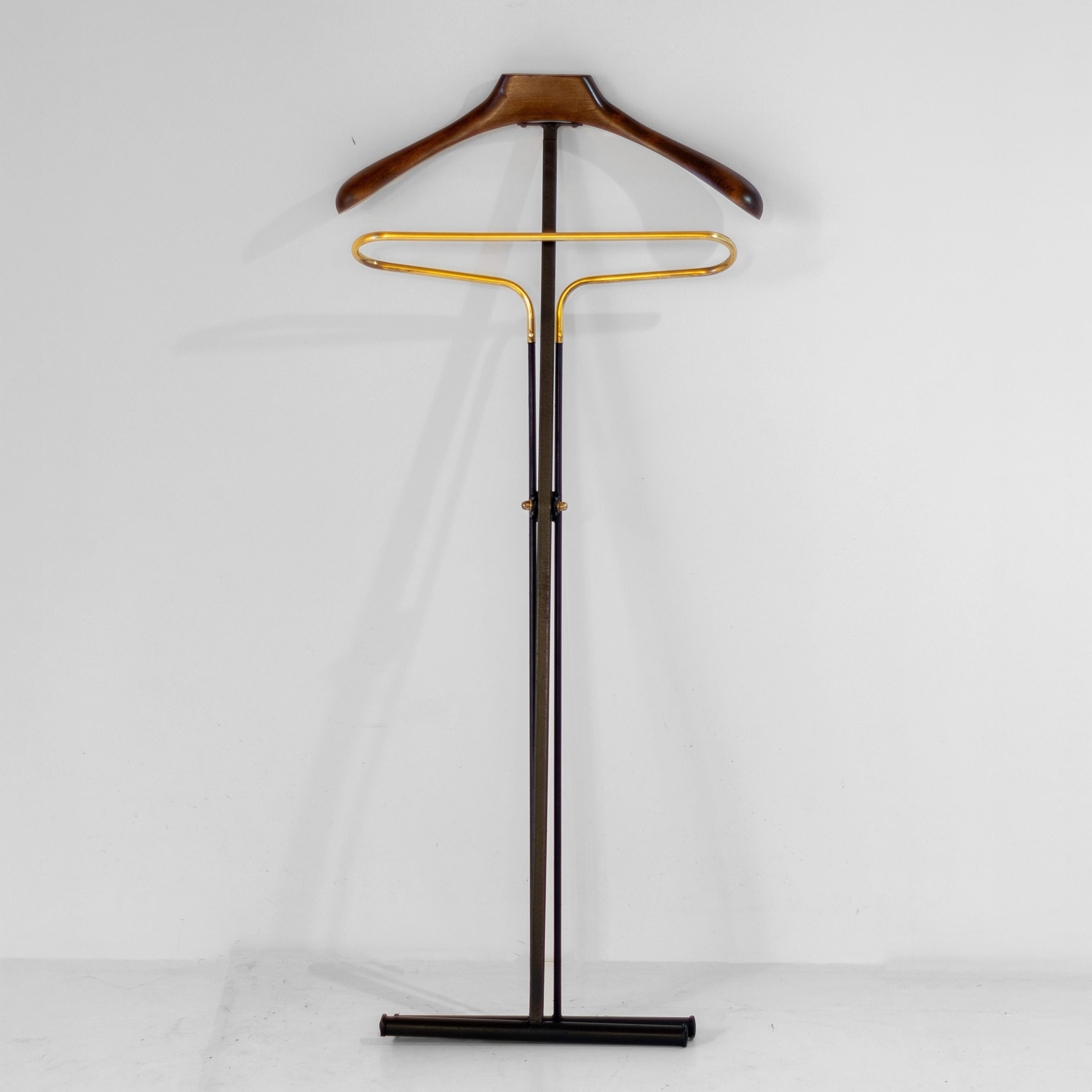 1950s Italian Folding Valet Stand in Beech, Iron and Brass by Fratelli Reguitti For Sale 1