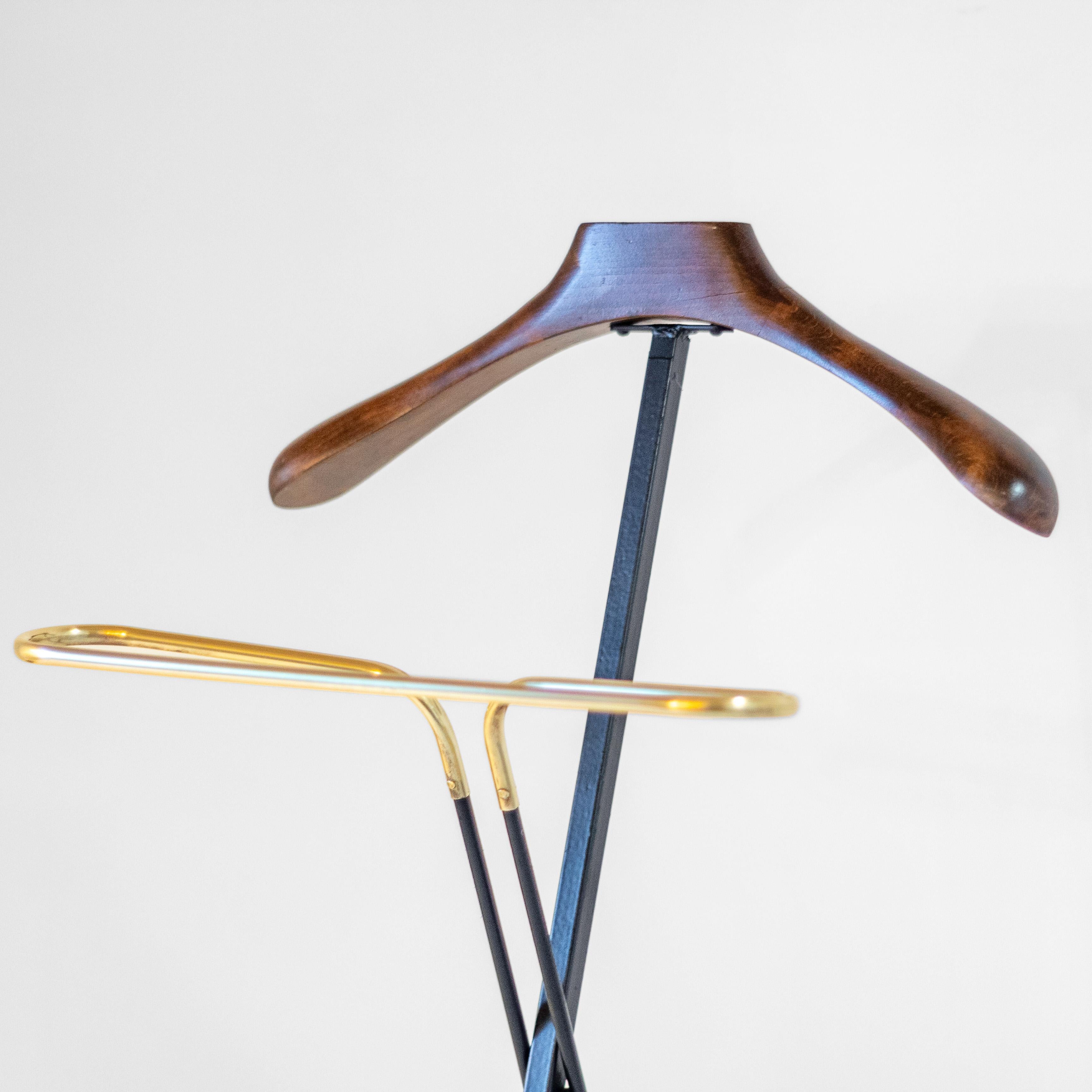 1950s Italian Folding Valet Stand in Beech, Iron and Brass by Fratelli Reguitti For Sale 2