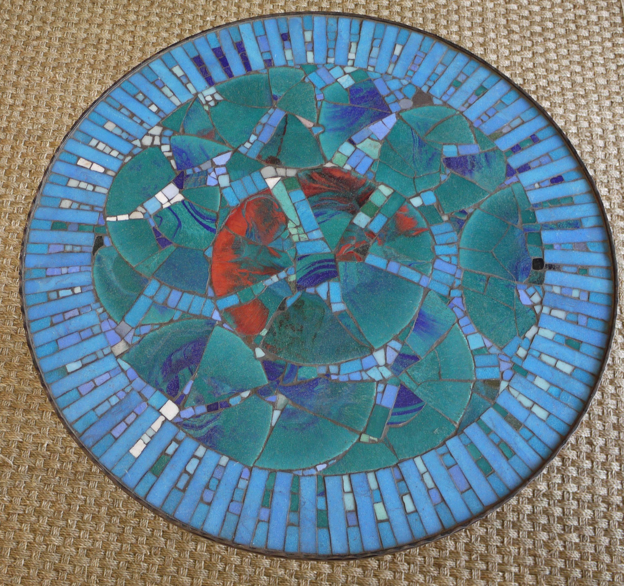 Italienischer Mosaiktisch aus geschmiedetem Eisen und Glas aus den 1950er Jahren (Moderne der Mitte des Jahrhunderts) im Angebot