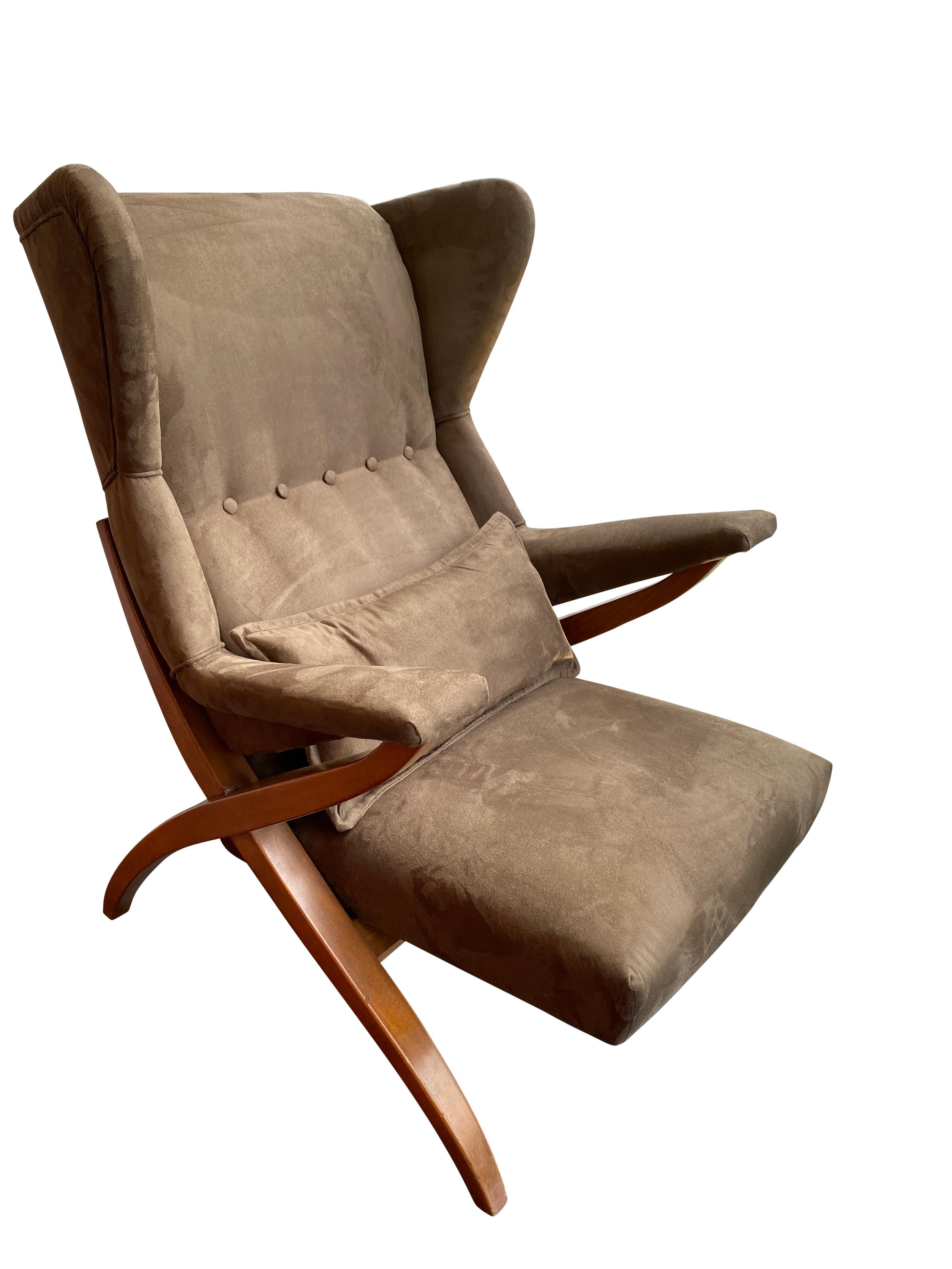 Fauteuil architectural à ossature en bois, avec une assise et un dossier de belle forme, recouverts de velours brossé. 

Publié : Reportorio del design. G.Gramiguria pg.28.


  
 