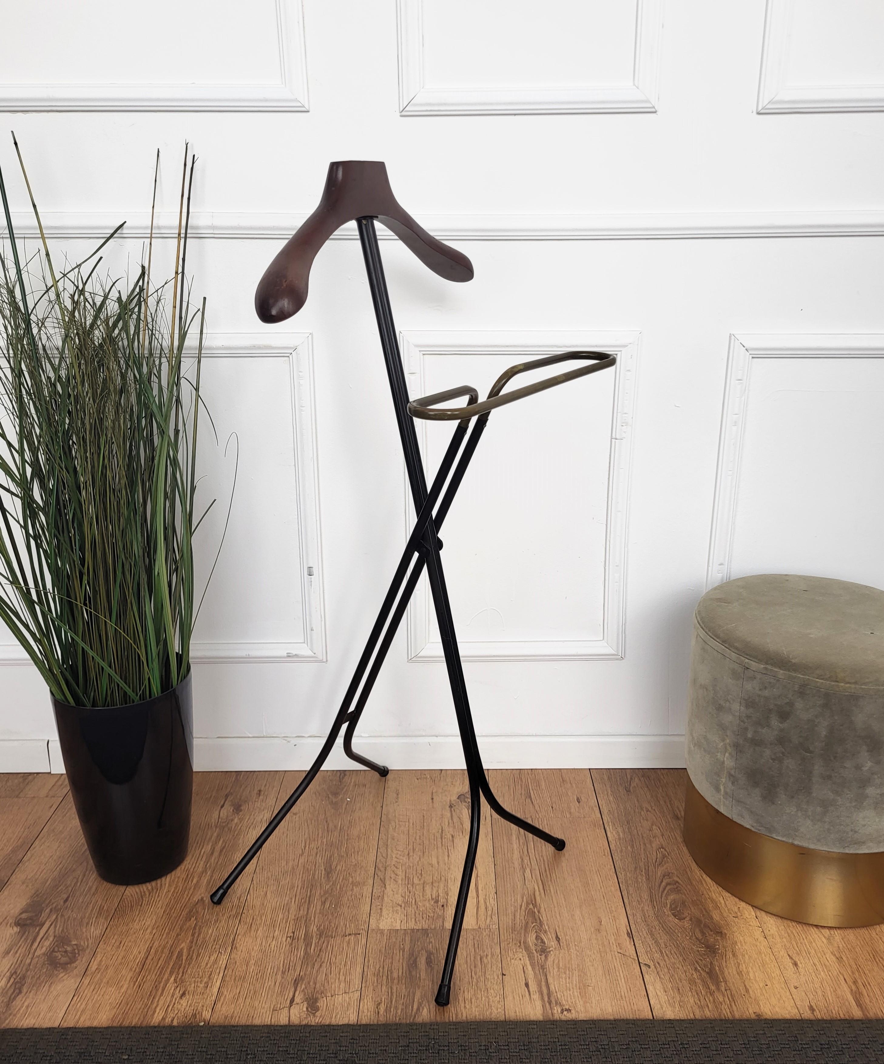 Beautiful vintage valet stand manufactured in Italy in the 1950s by iconic Fratelli Reguitti company with design attributed to Ico Parisi. The folding valet is with beech wood hanger and refined iron and brass frame with small signs of time and use