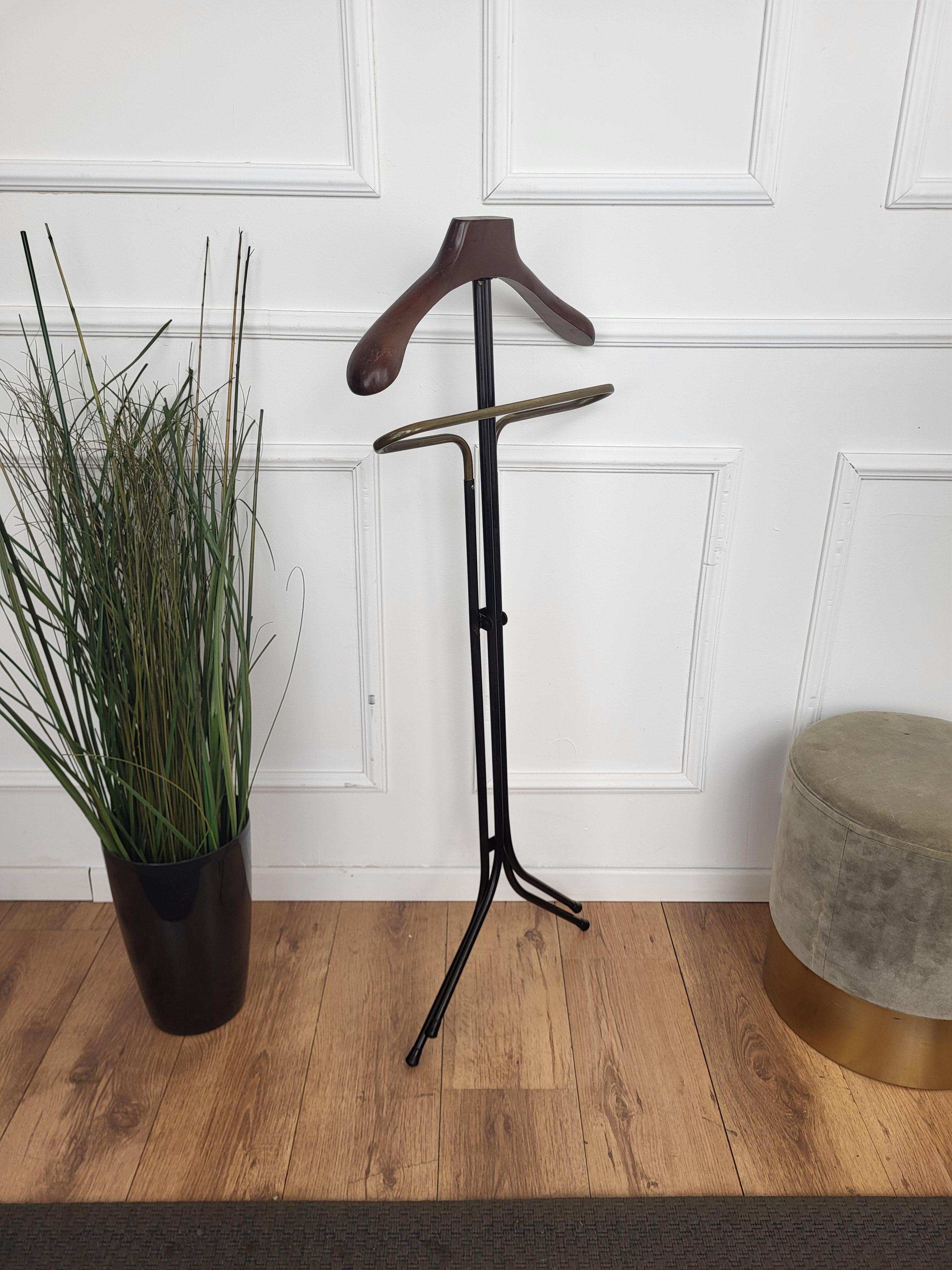 1950s Italian Fratelli Reguitti MidCentury Brass Metal Wood Valet Stand Dressboy In Good Condition For Sale In Carimate, Como