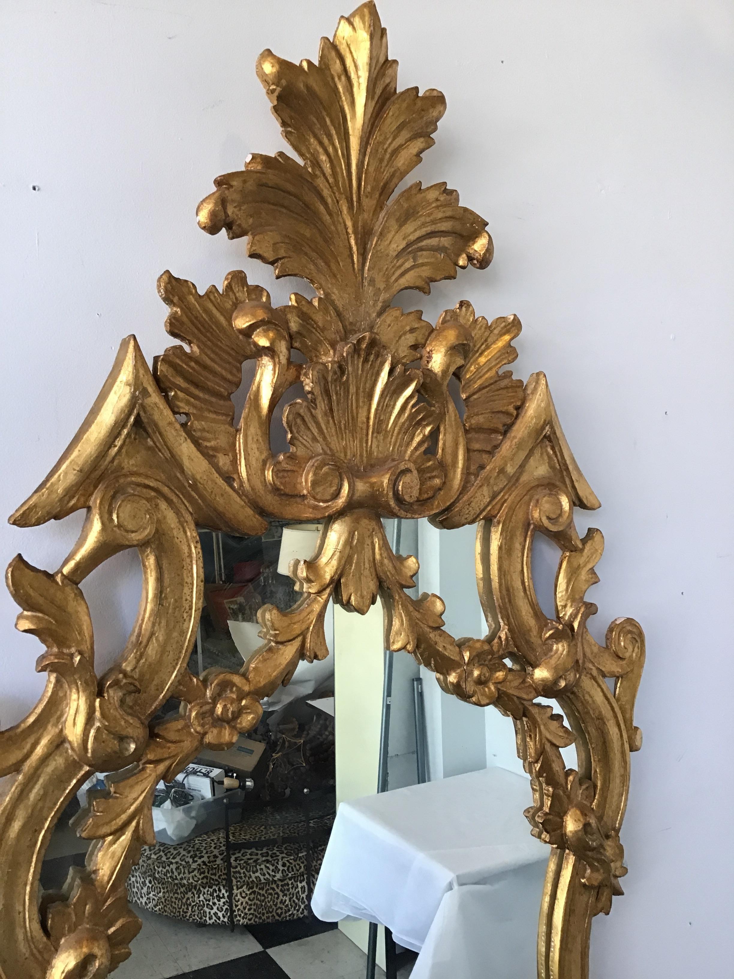 Milieu du XXe siècle Miroir italien en bois sculpté et doré des années 1950 en vente