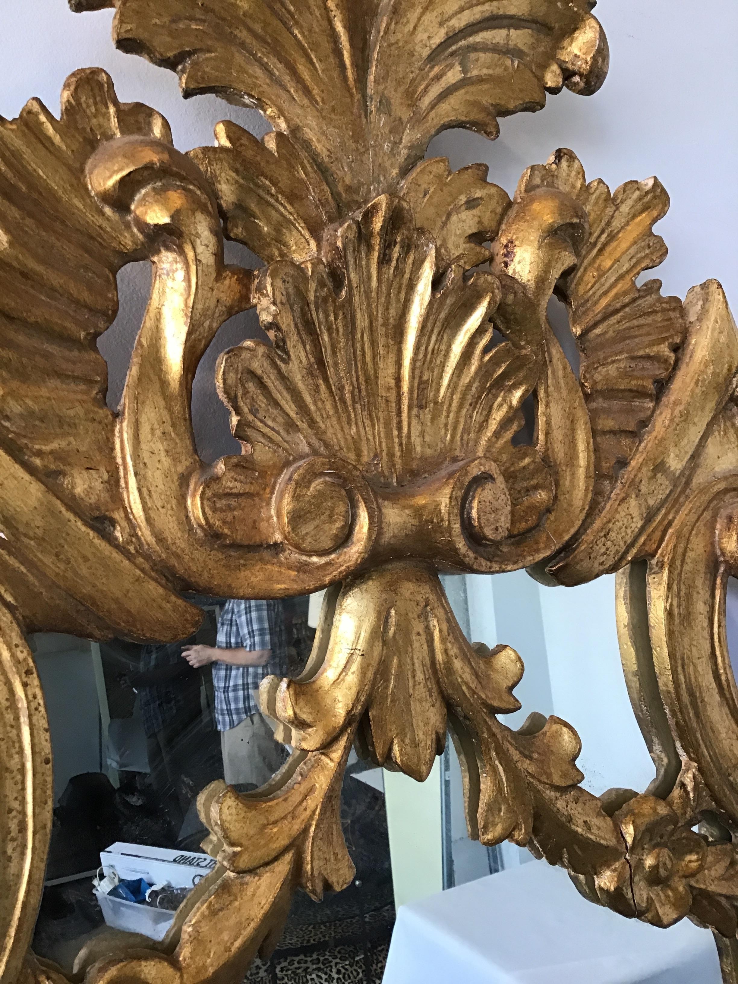 Miroir italien en bois sculpté et doré des années 1950 en vente 1