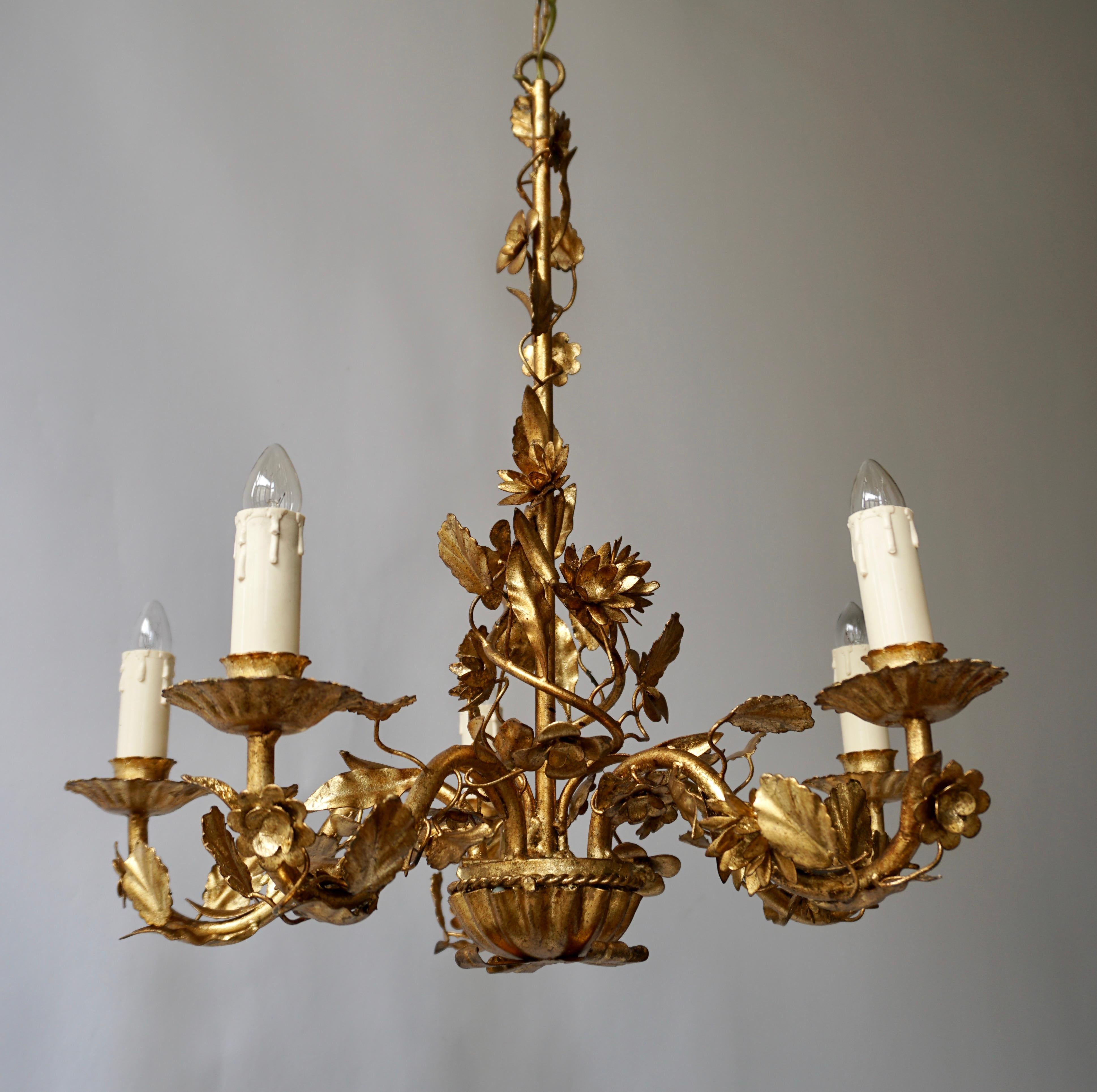 An absolutely stunning vintage chandelier in gilt metal, this was made in Italy and it dates from circa 1950s-1960s. It’s of amazing quality with a beautiful floral design. It comes with the original ceiling rosette, seen in the images.
Measures: