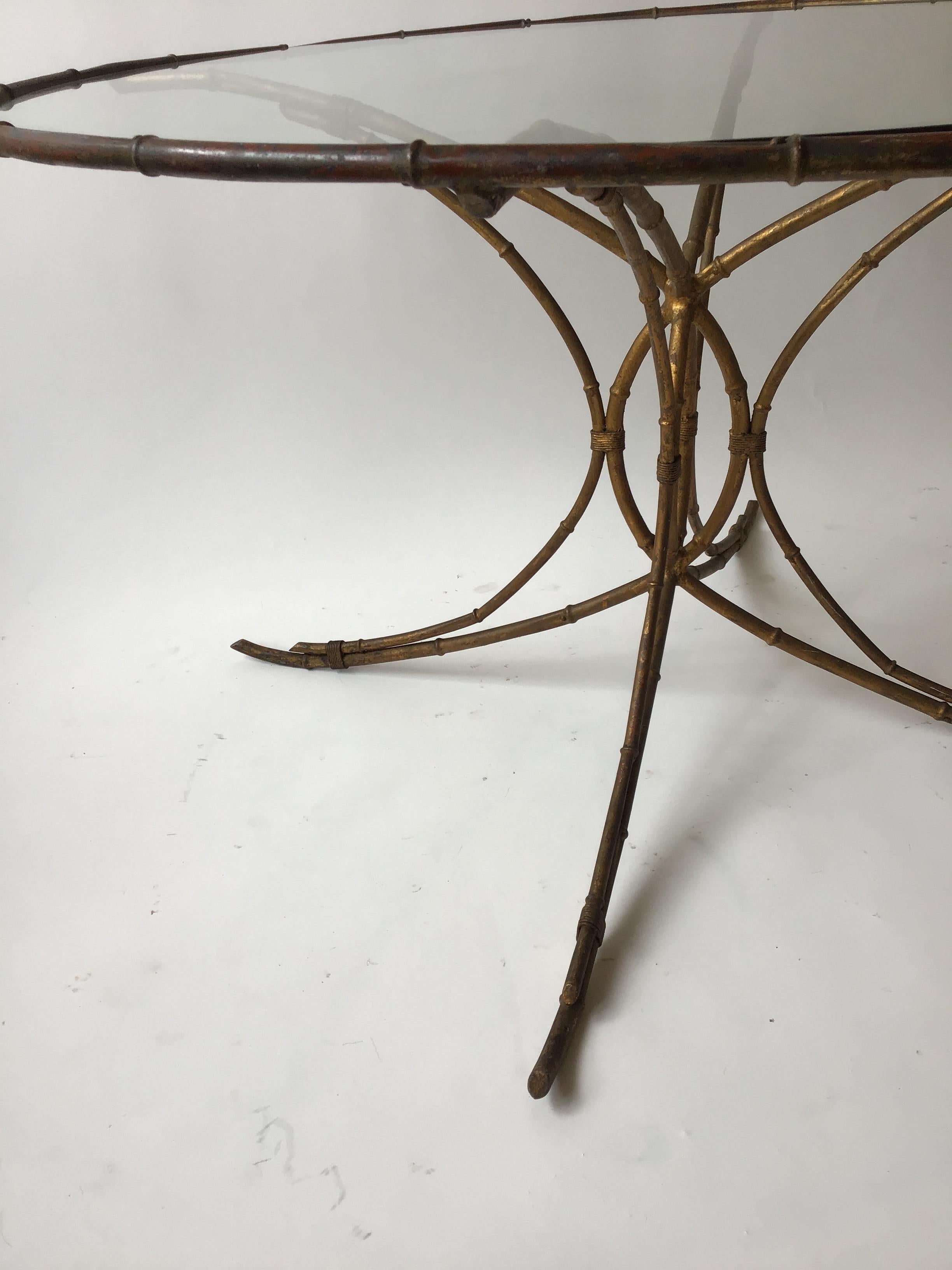 table à manger circulaire italienne des années 1950 en métal doré et faux bambou en vente 5