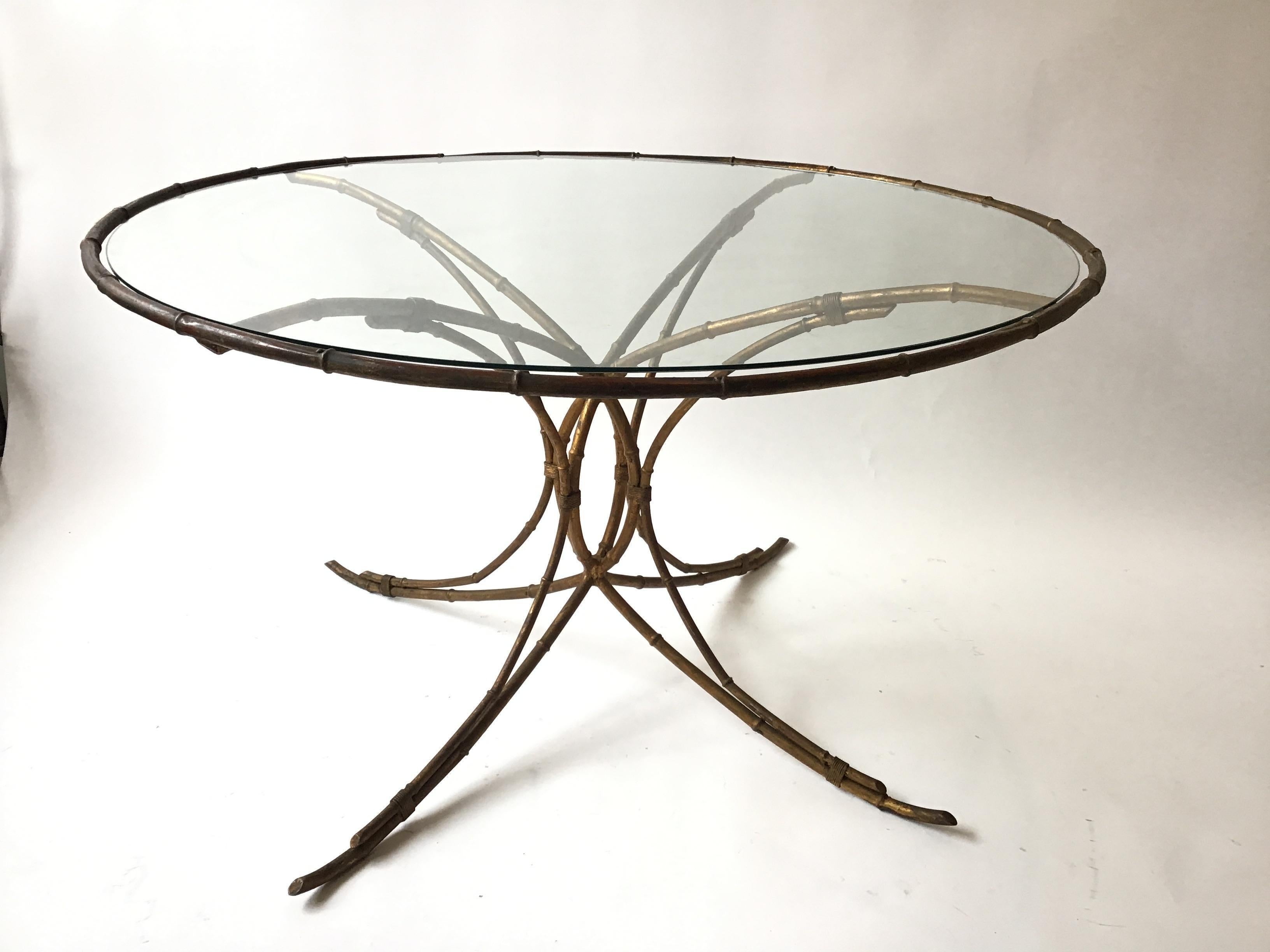 table à manger circulaire italienne des années 1950 en métal doré et faux bambou.