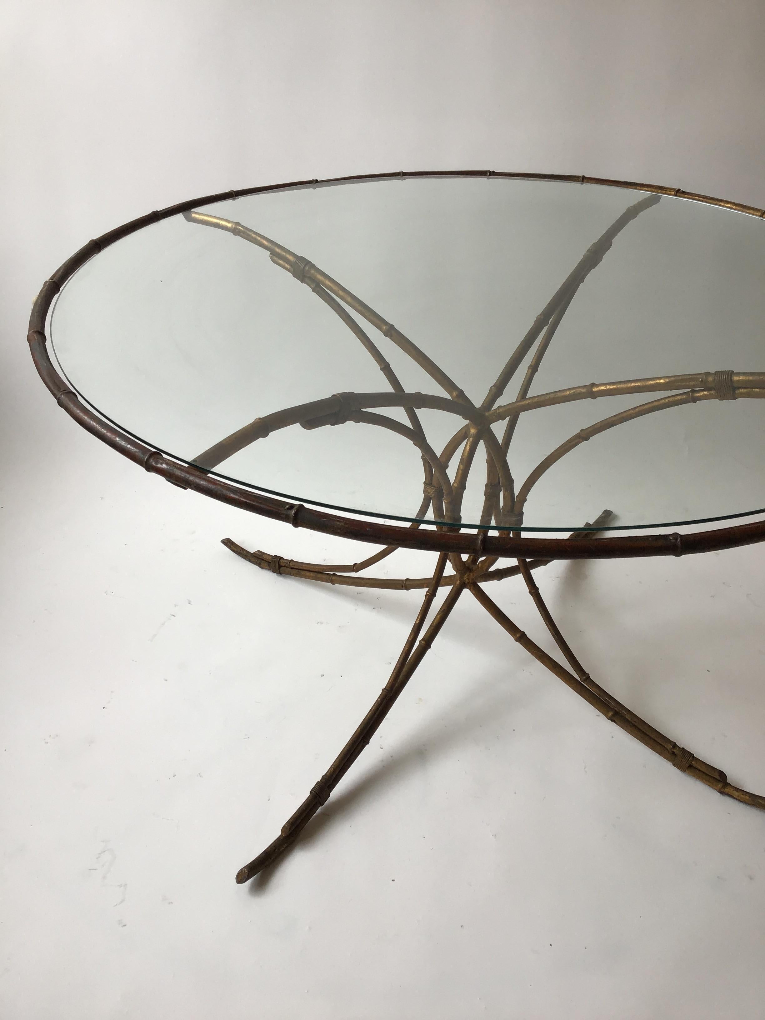 table à manger circulaire italienne des années 1950 en métal doré et faux bambou Bon état - En vente à Tarrytown, NY