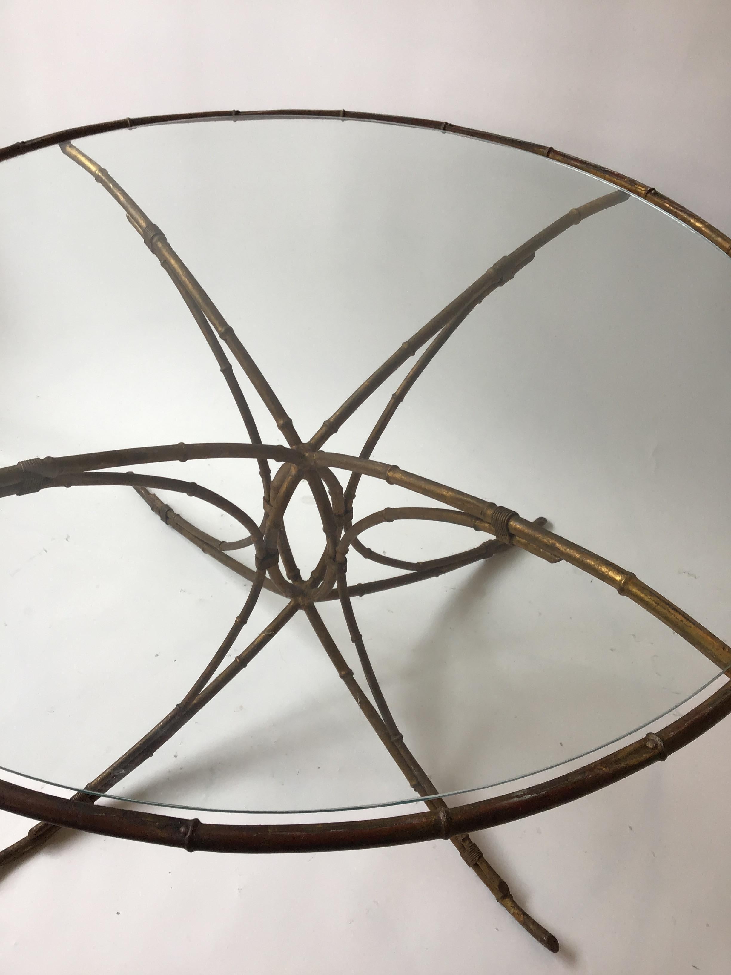 Métal table à manger circulaire italienne des années 1950 en métal doré et faux bambou en vente