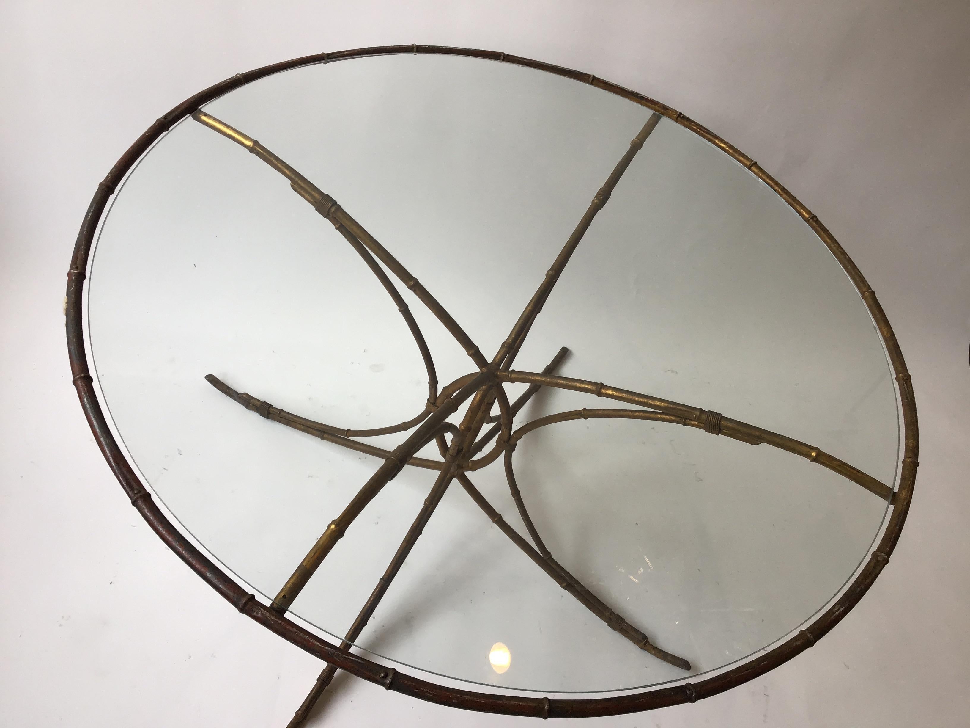 table à manger circulaire italienne des années 1950 en métal doré et faux bambou en vente 1