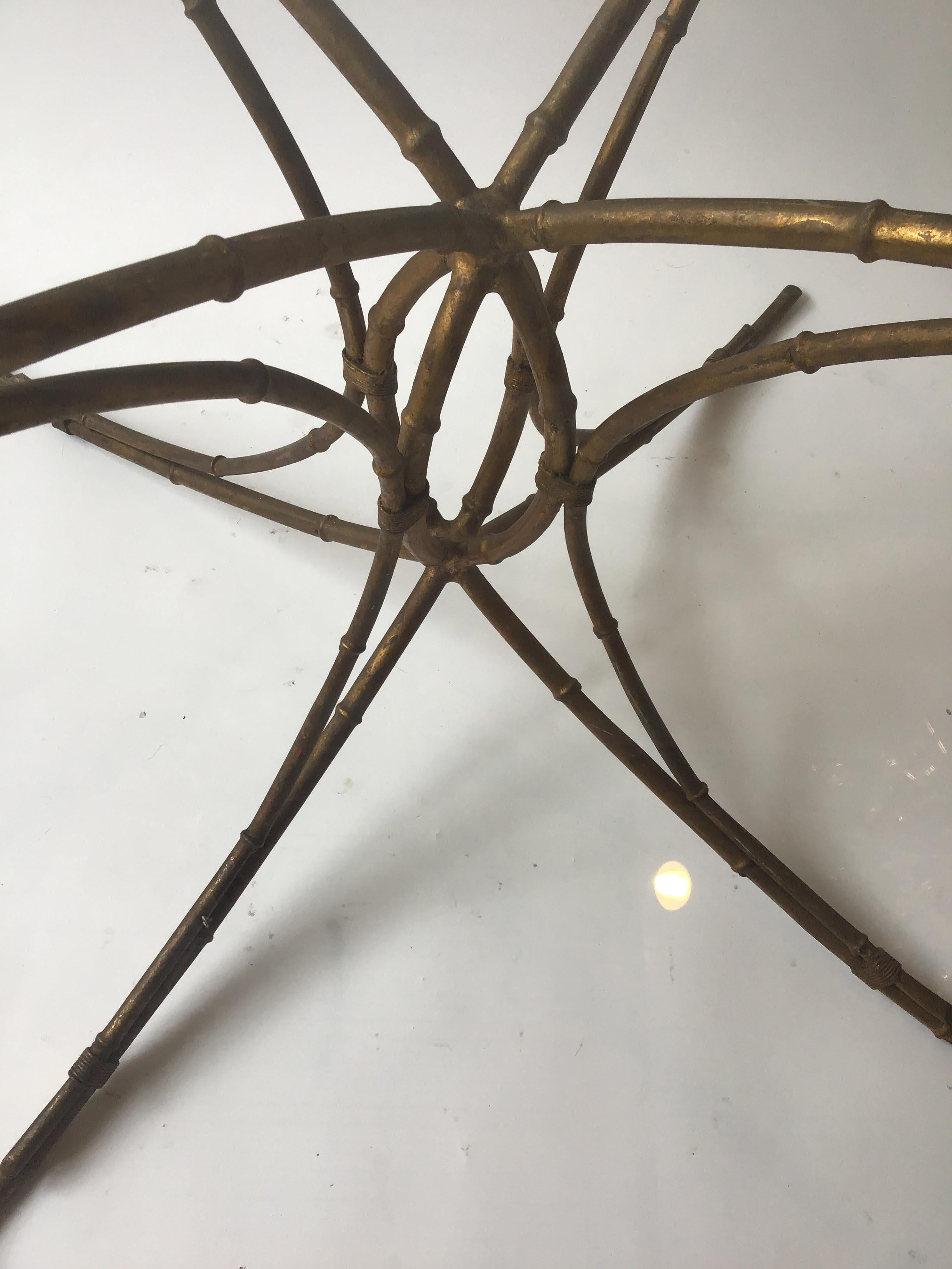 table à manger circulaire italienne des années 1950 en métal doré et faux bambou en vente 4