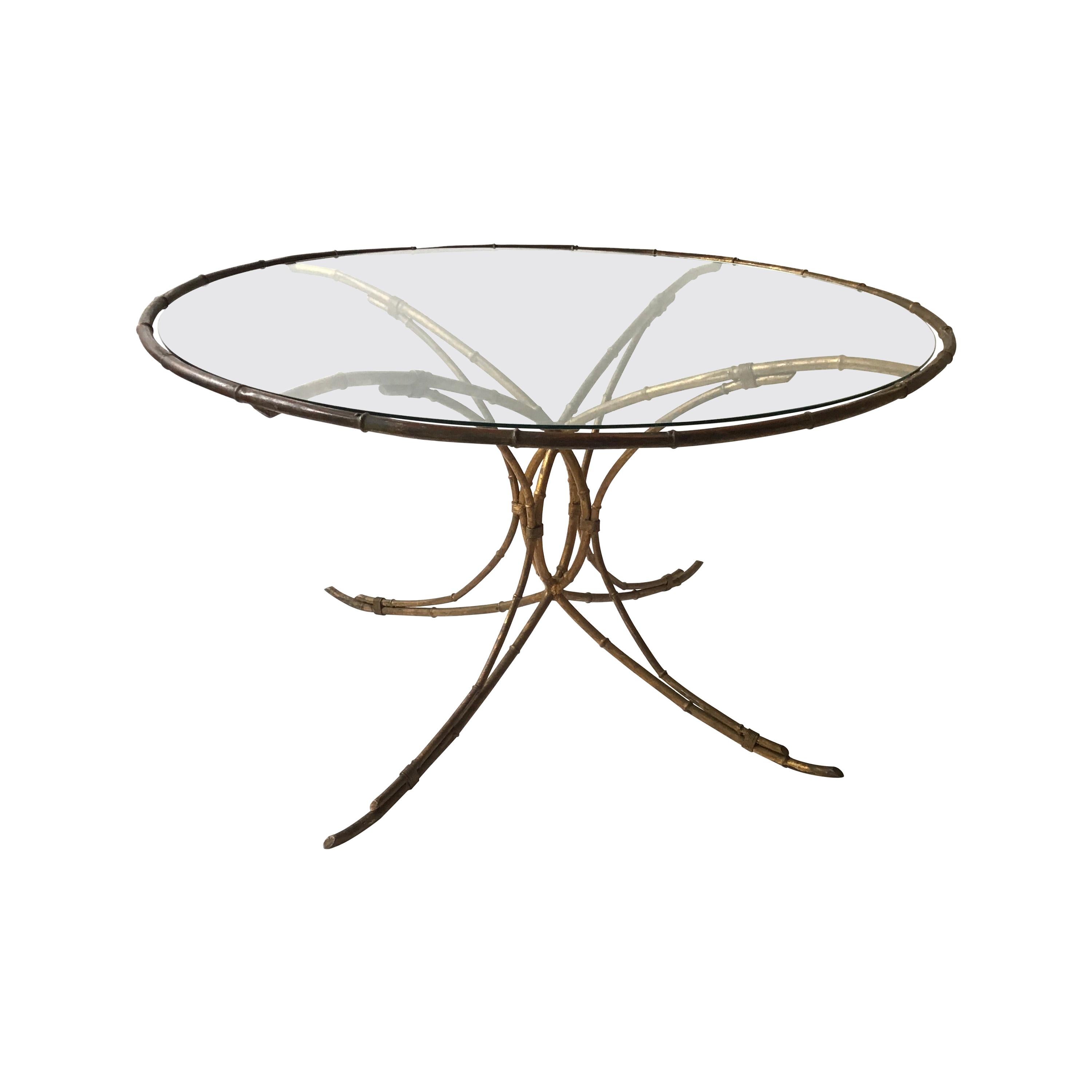 table à manger circulaire italienne des années 1950 en métal doré et faux bambou en vente