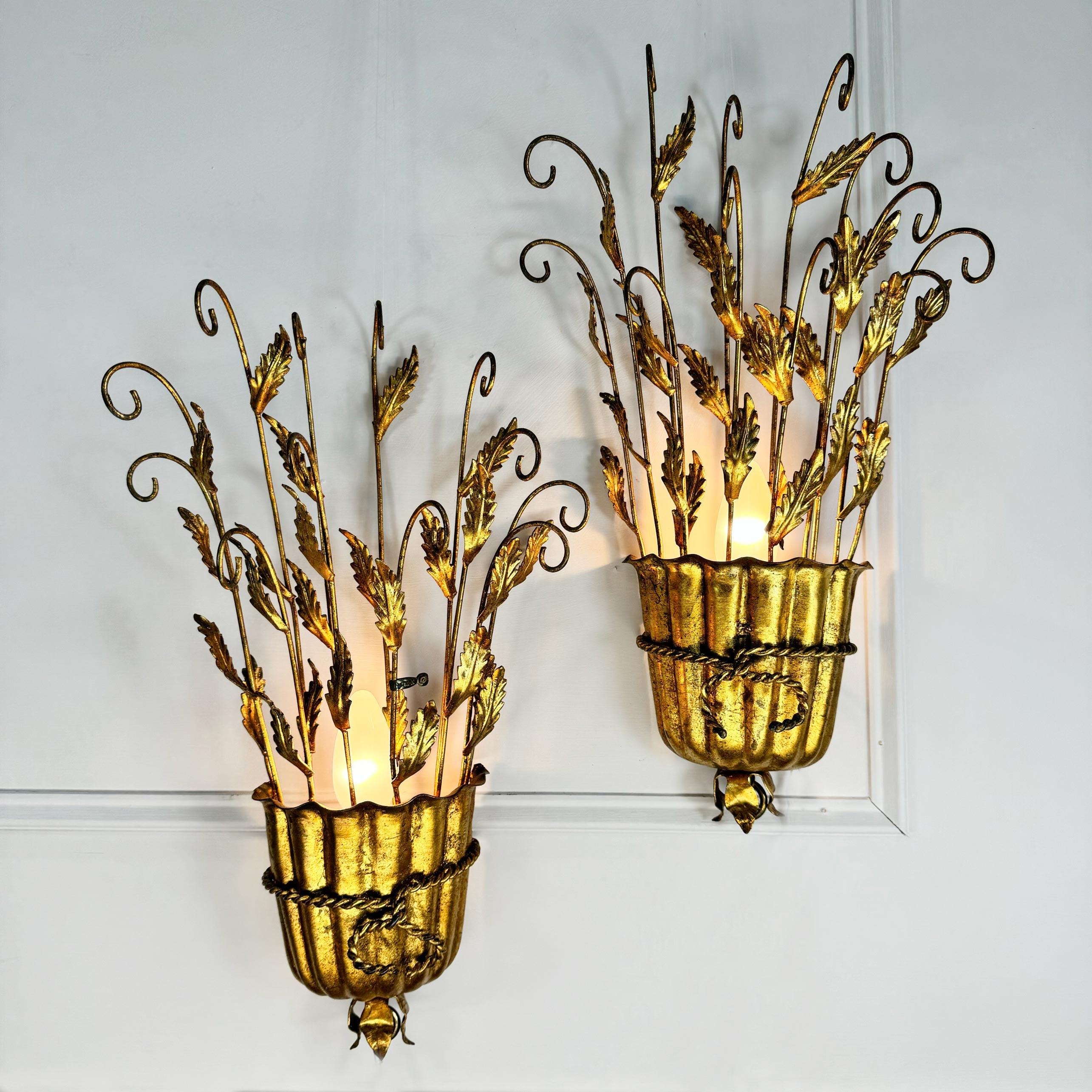 Increíblemente detallado par de apliques italianos de hoja dorada, modelados como ramas enrolladas adornadas con hojas, todo ello saliendo de una urna dorada festoneada, con adornos de cuerda retorcida.


Datan de principios de los años 50 italianos
