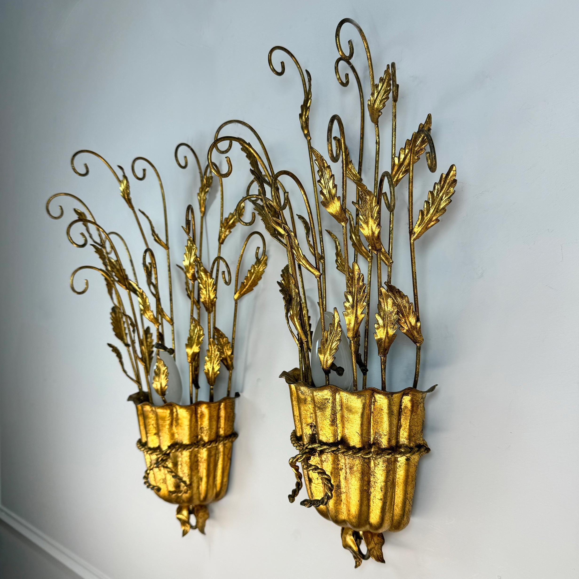 Apliques italianos dorados con volutas y hojas de los años 50 en Bueno estado para la venta en Hastings, GB