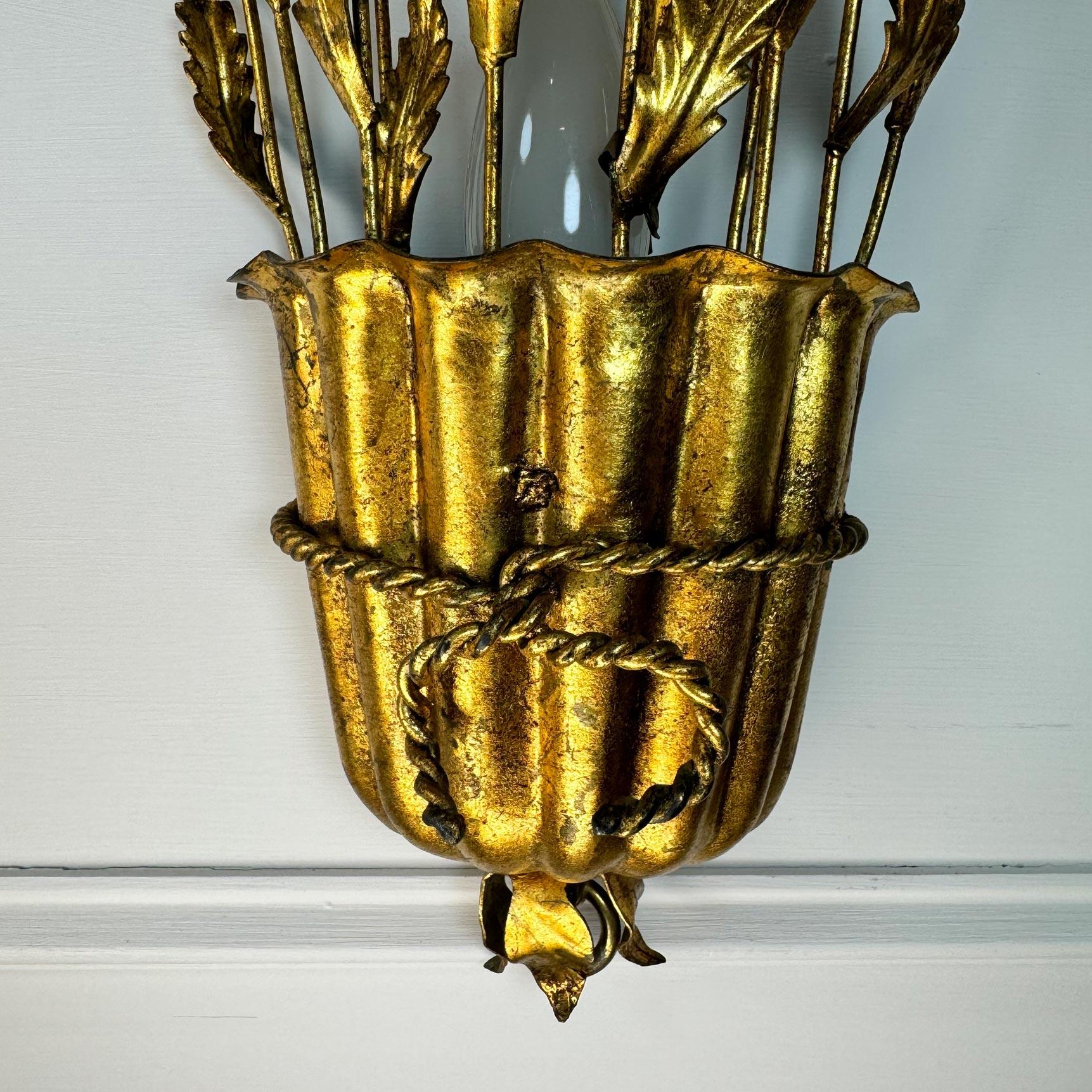 Apliques italianos dorados con volutas y hojas de los años 50 mediados del siglo XX en venta