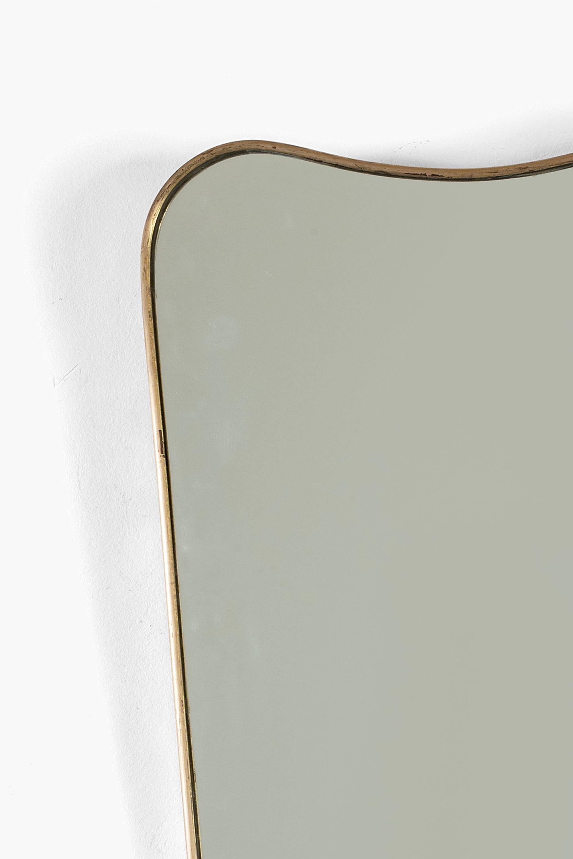 A 1950s production of the F.A.33 mirror designed by Gio Ponti for Fontana Arte in 1933.

Lovely original condition. Retains much of the original gilt finish, rubbed back in places to an antique brass.