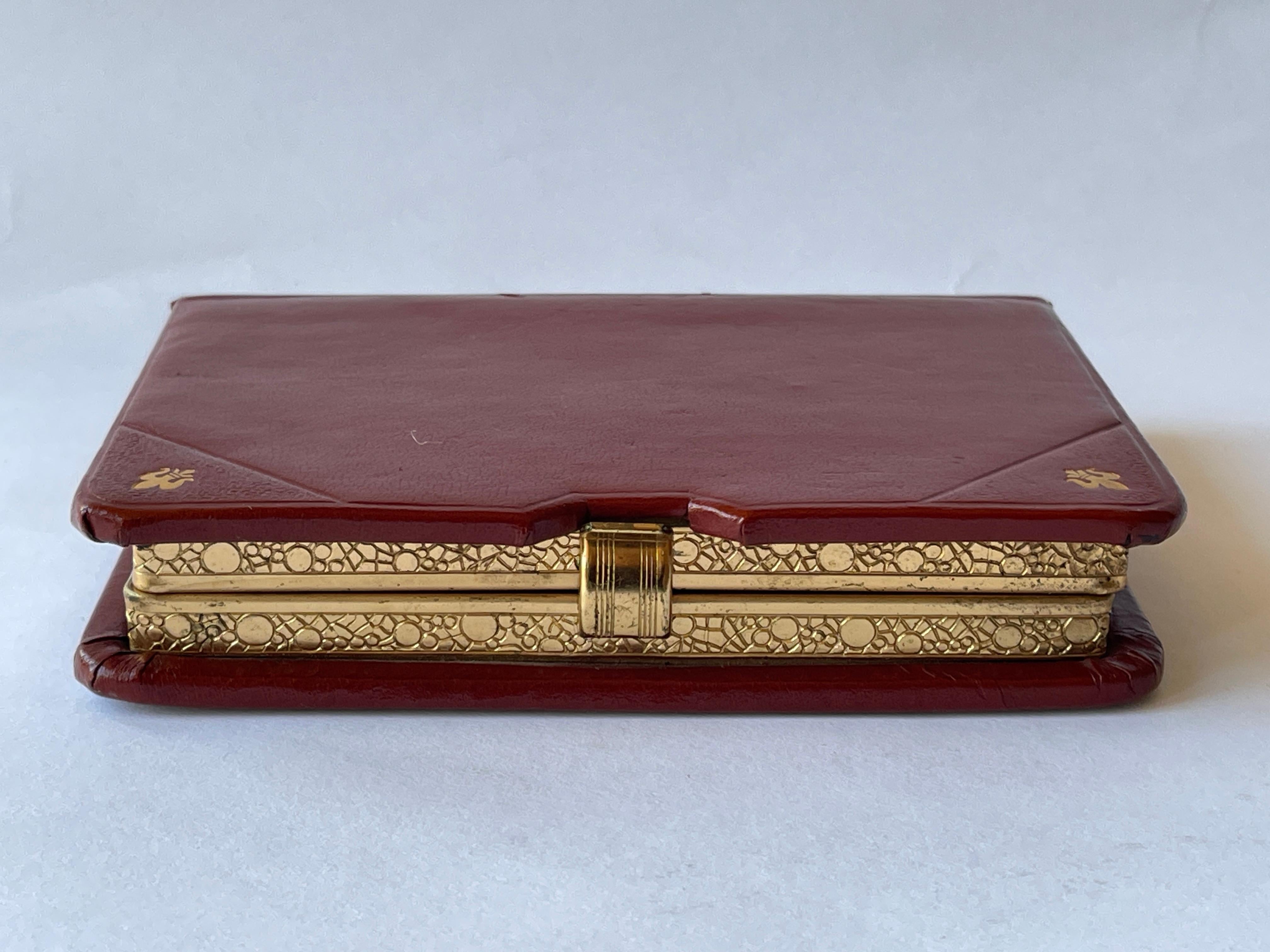 Joyero libro italiano de los años 50 de cuero repujado en oro con forro de terciopelo en venta 4