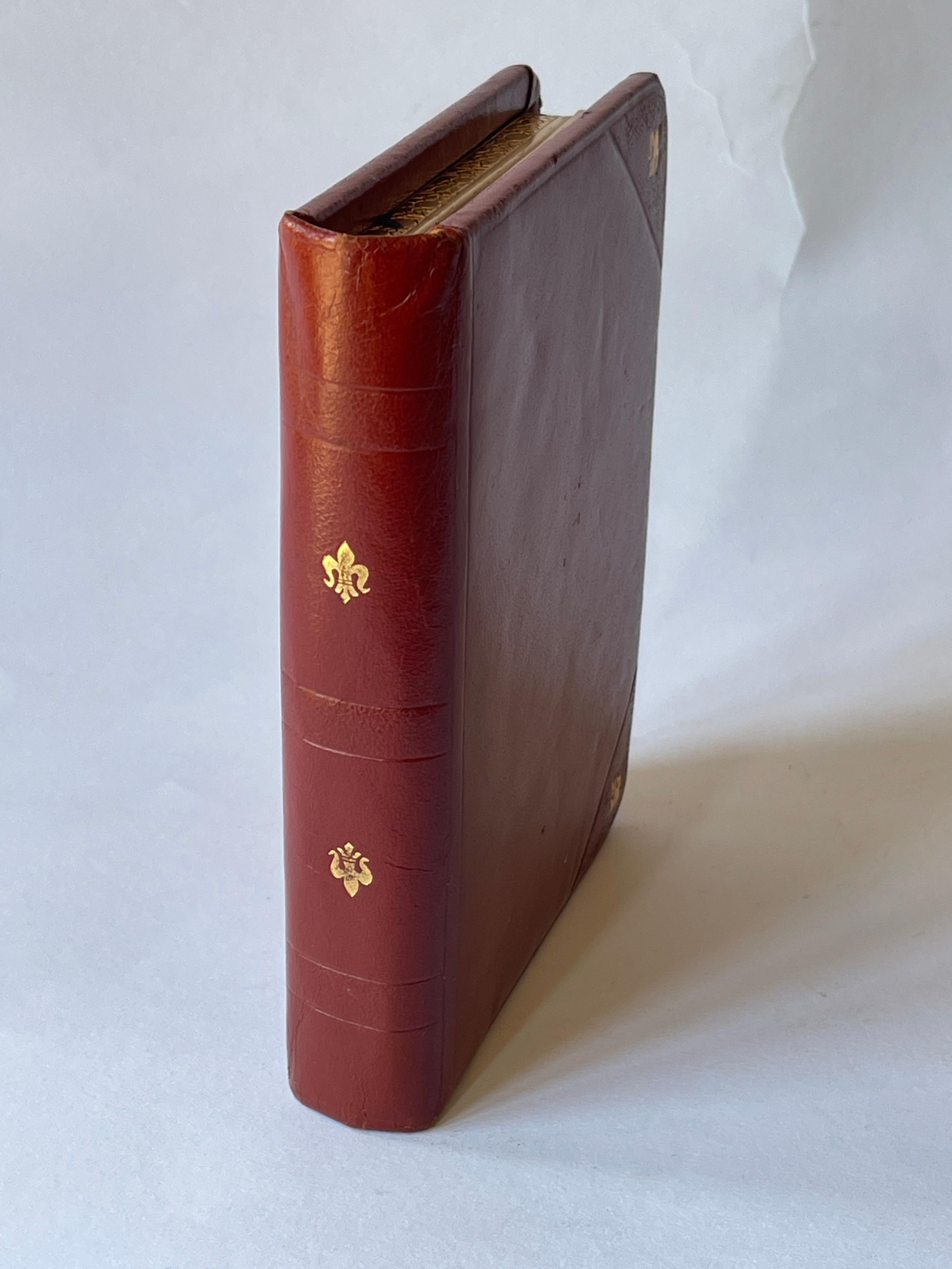 Joyero libro italiano de los años 50 de cuero repujado en oro con forro de terciopelo Estilo internacional en venta