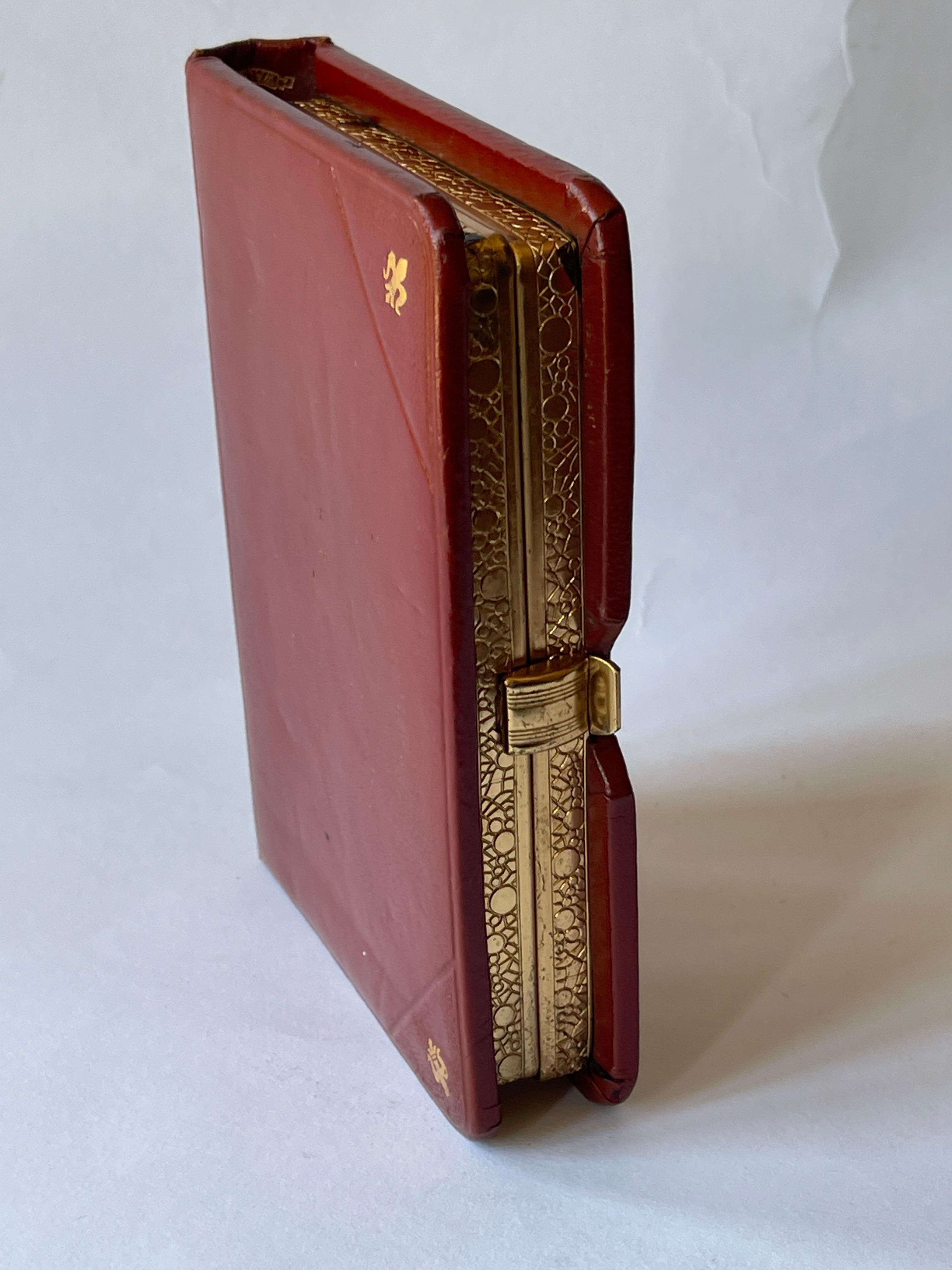 Joyero libro italiano de los años 50 de cuero repujado en oro con forro de terciopelo Italiano en venta