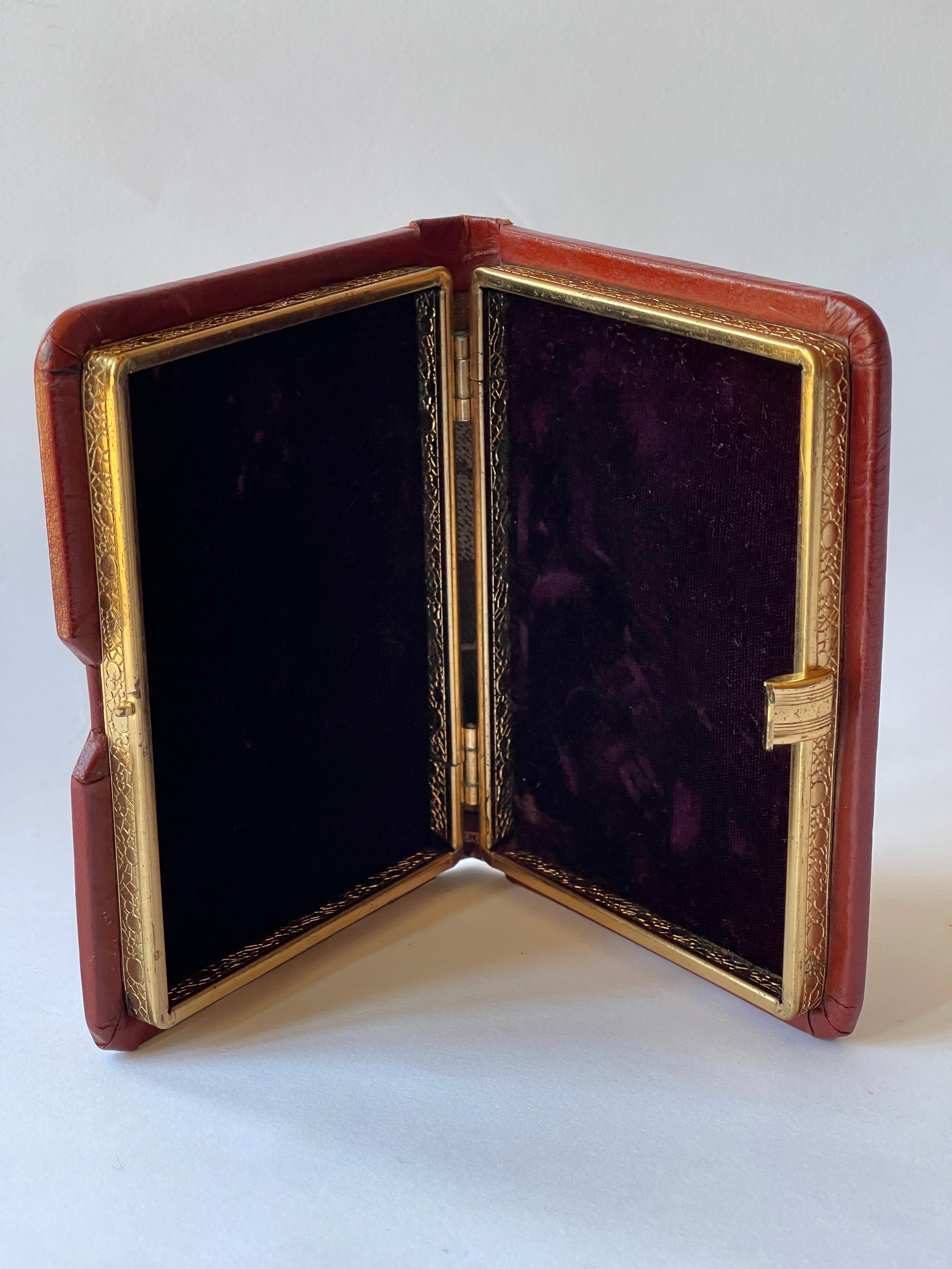 Joyero libro italiano de los años 50 de cuero repujado en oro con forro de terciopelo En relieve en venta