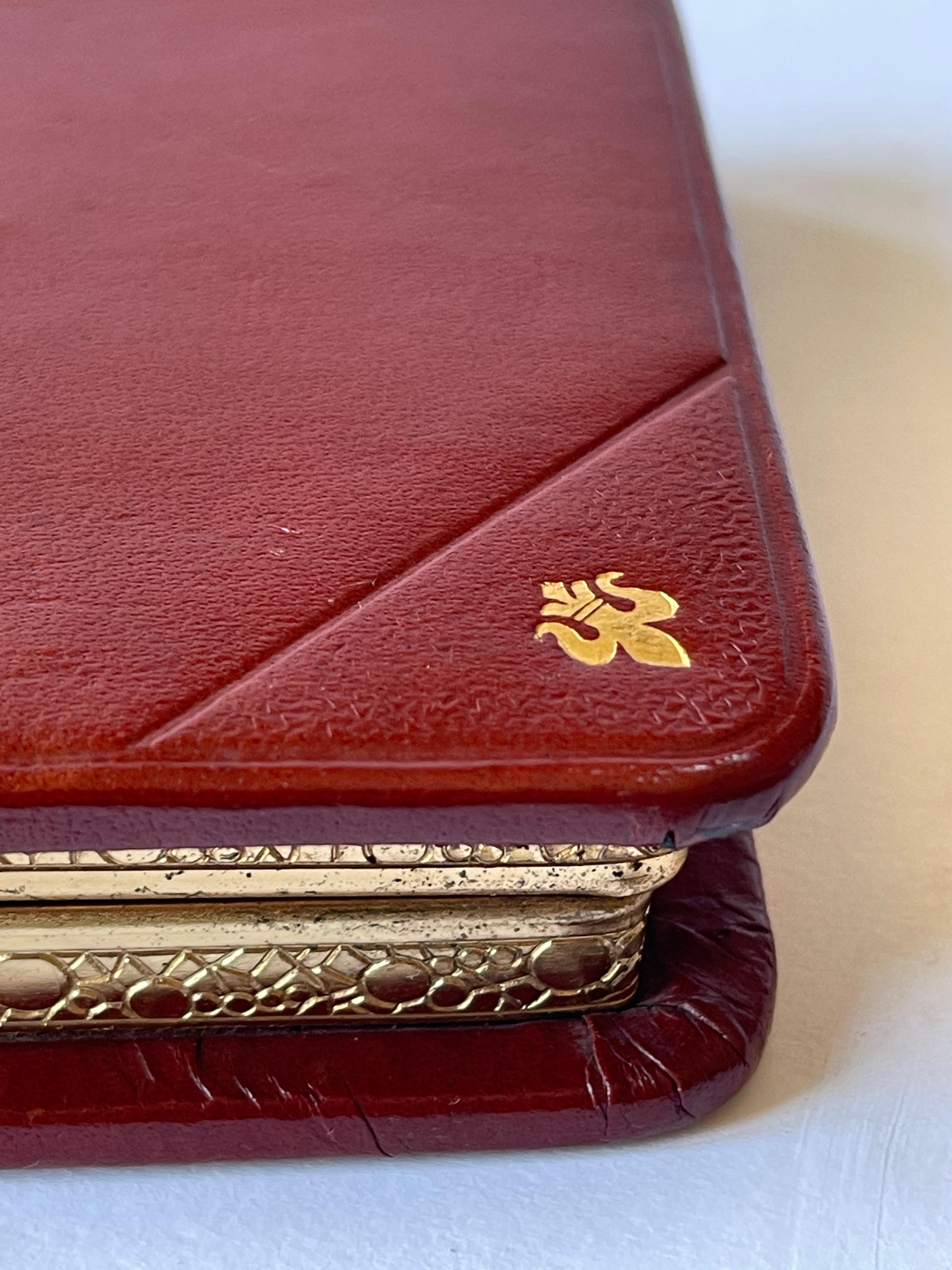 Joyero libro italiano de los años 50 de cuero repujado en oro con forro de terciopelo siglo XX en venta