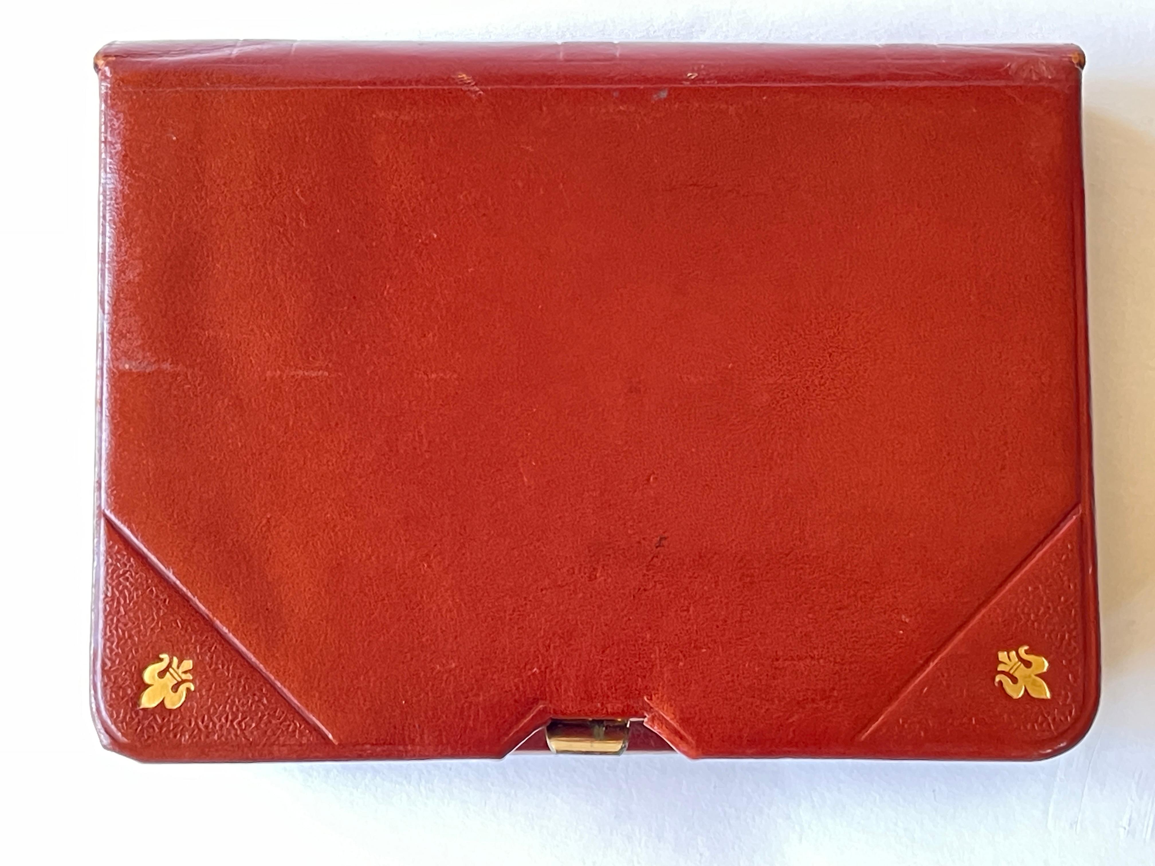 Joyero libro italiano de los años 50 de cuero repujado en oro con forro de terciopelo en venta 1