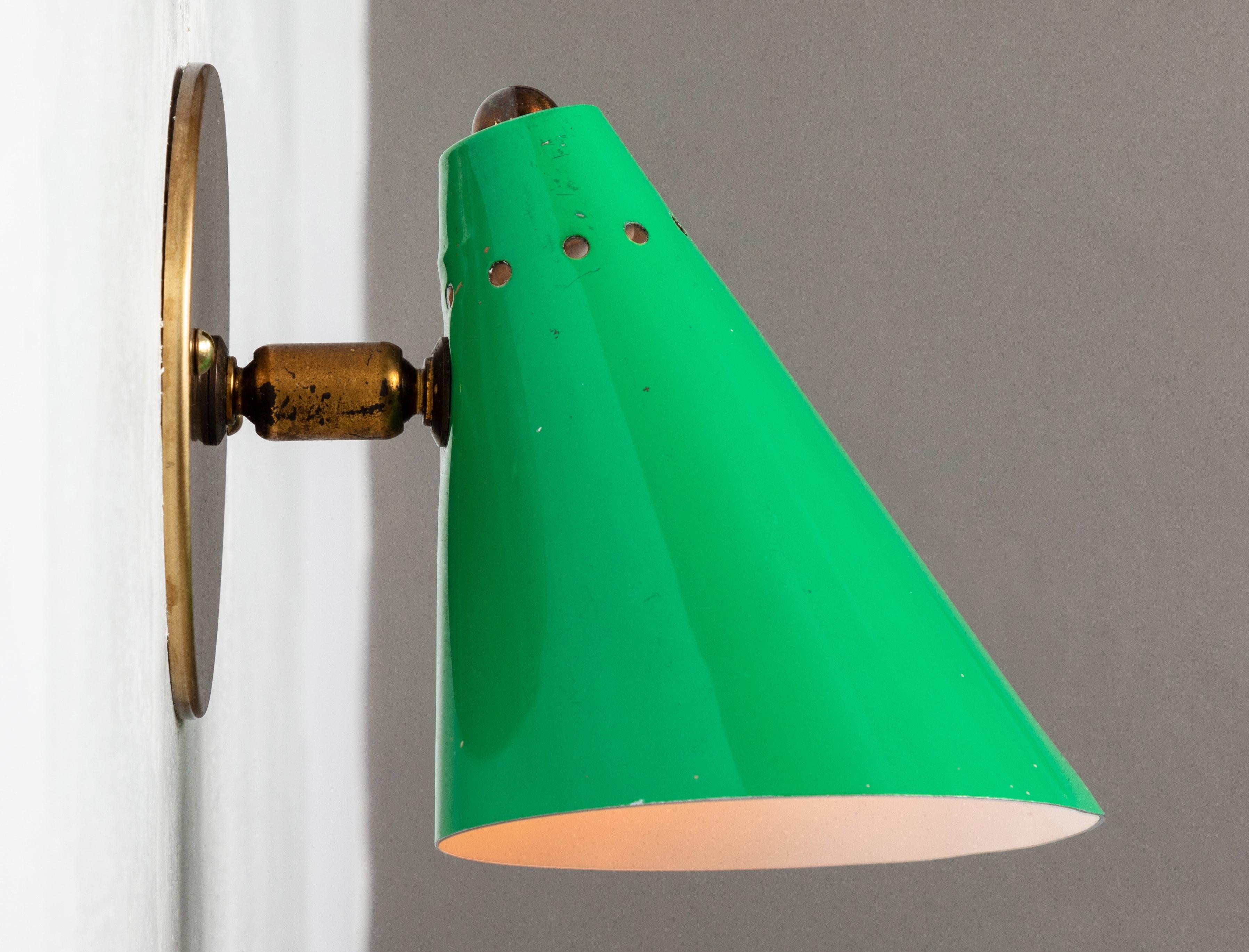 Pair of 1950s Italian green cone sconce in the manner of Arteluce. Executed in enameled green metal and patinated brass. Shades adjustable. A very clean and simple Italian midcentury design reminiscent of the output of Arteluce and Stilnovo.

Only