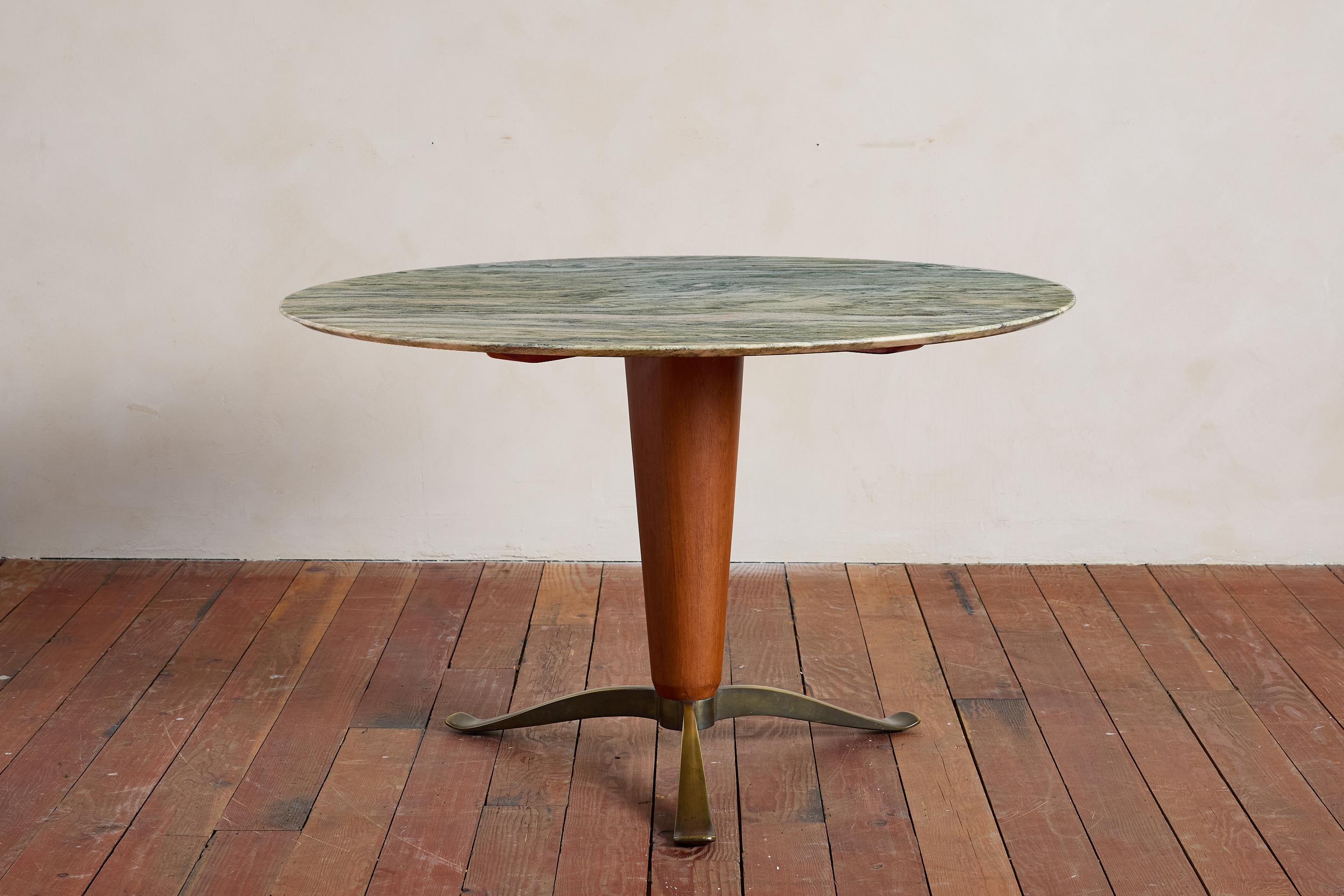 Impresionante mesa de centro italiana de mármol verde al estilo de Osvaldo Borsani - Italia , años 50

Precioso mármol verde original con pedestal central de madera con cuatro bases de trípode curvadas de bronce macizo.

Maravilloso veteado del