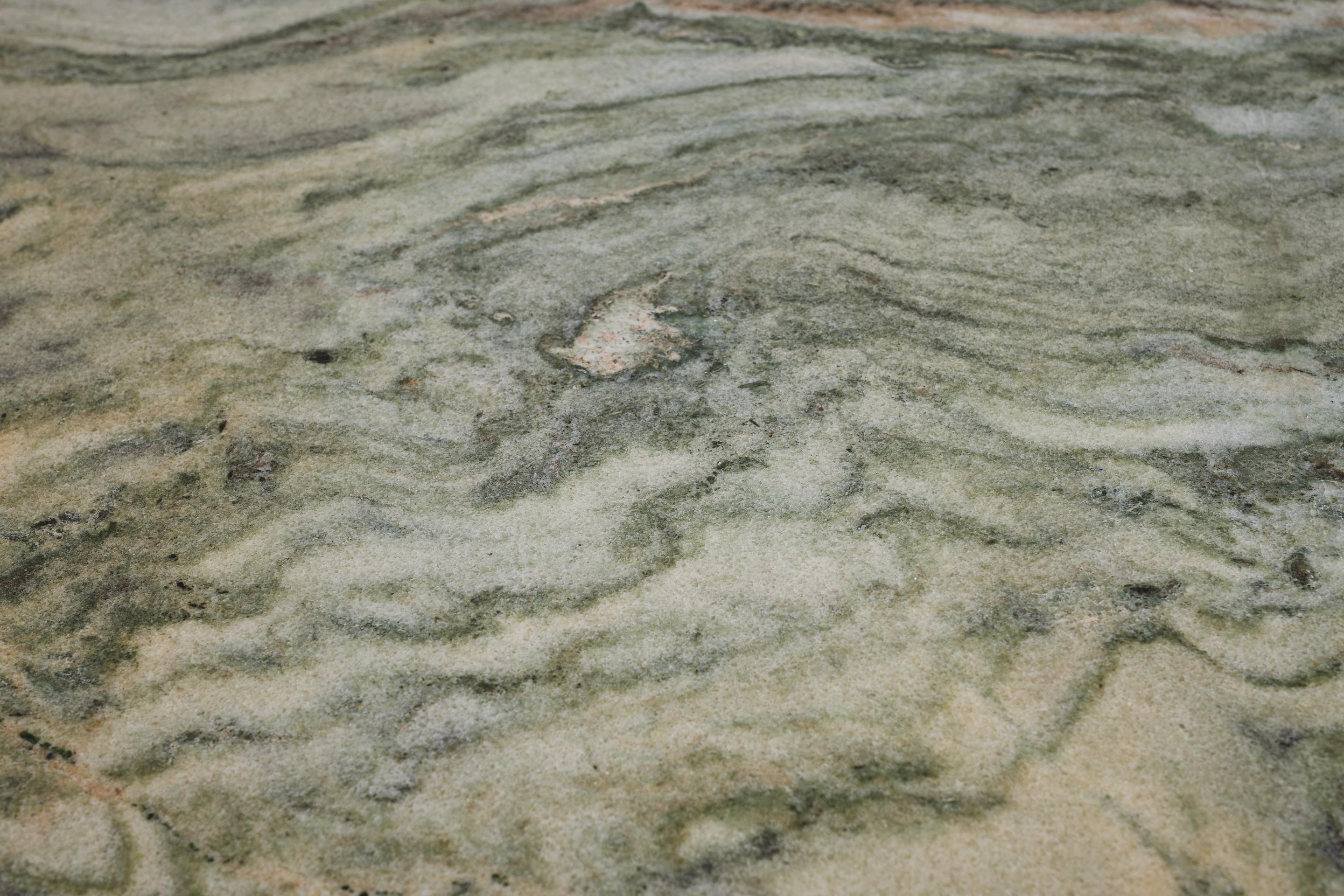 Mesa central de mármol verde italiano de los años 50 en venta 1