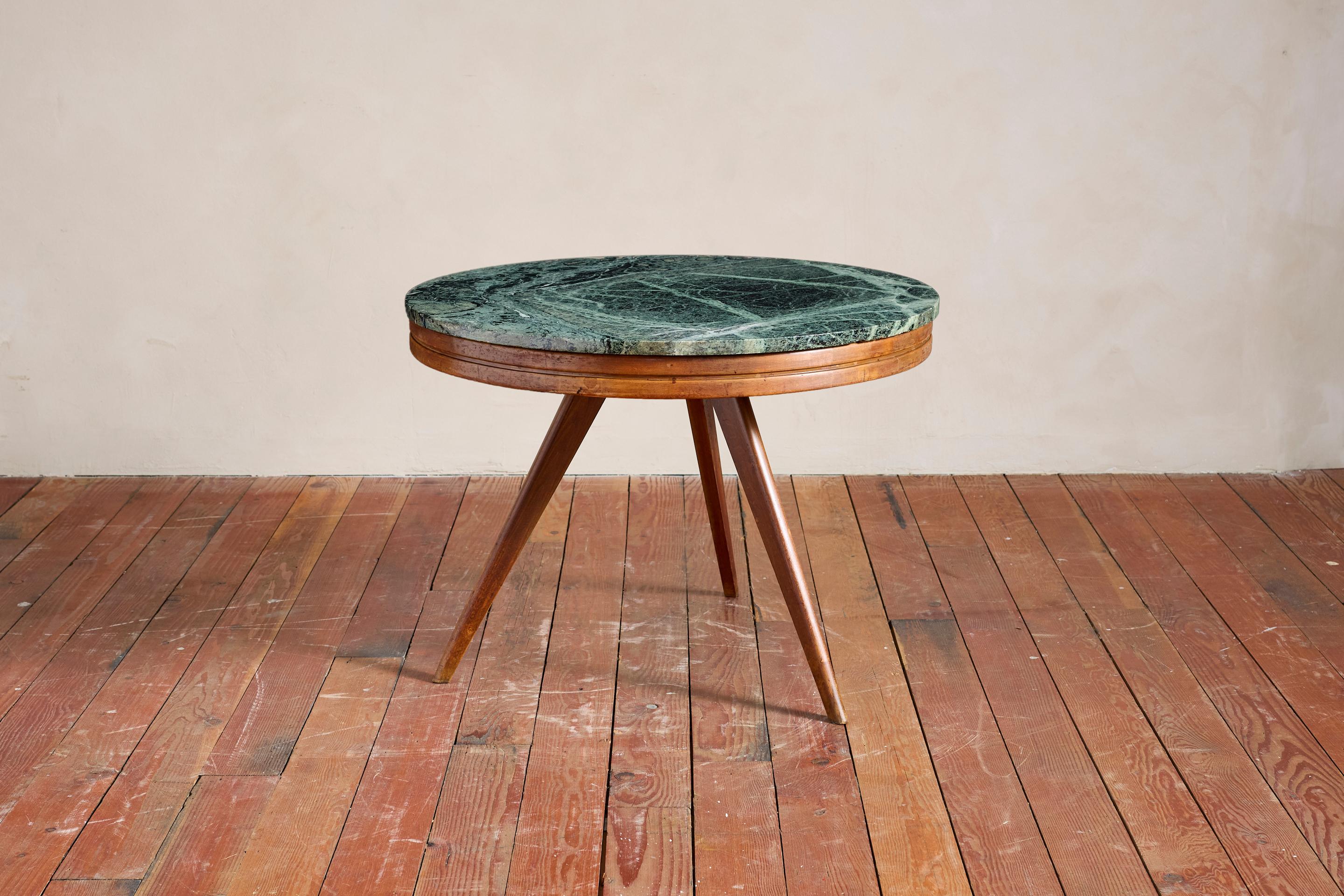 Exquise table de centre italienne des années 1950 avec des pieds tripodes simples et des pieds en bois. 
Magnifique plateau en marbre serpentin
Italie, années 1950