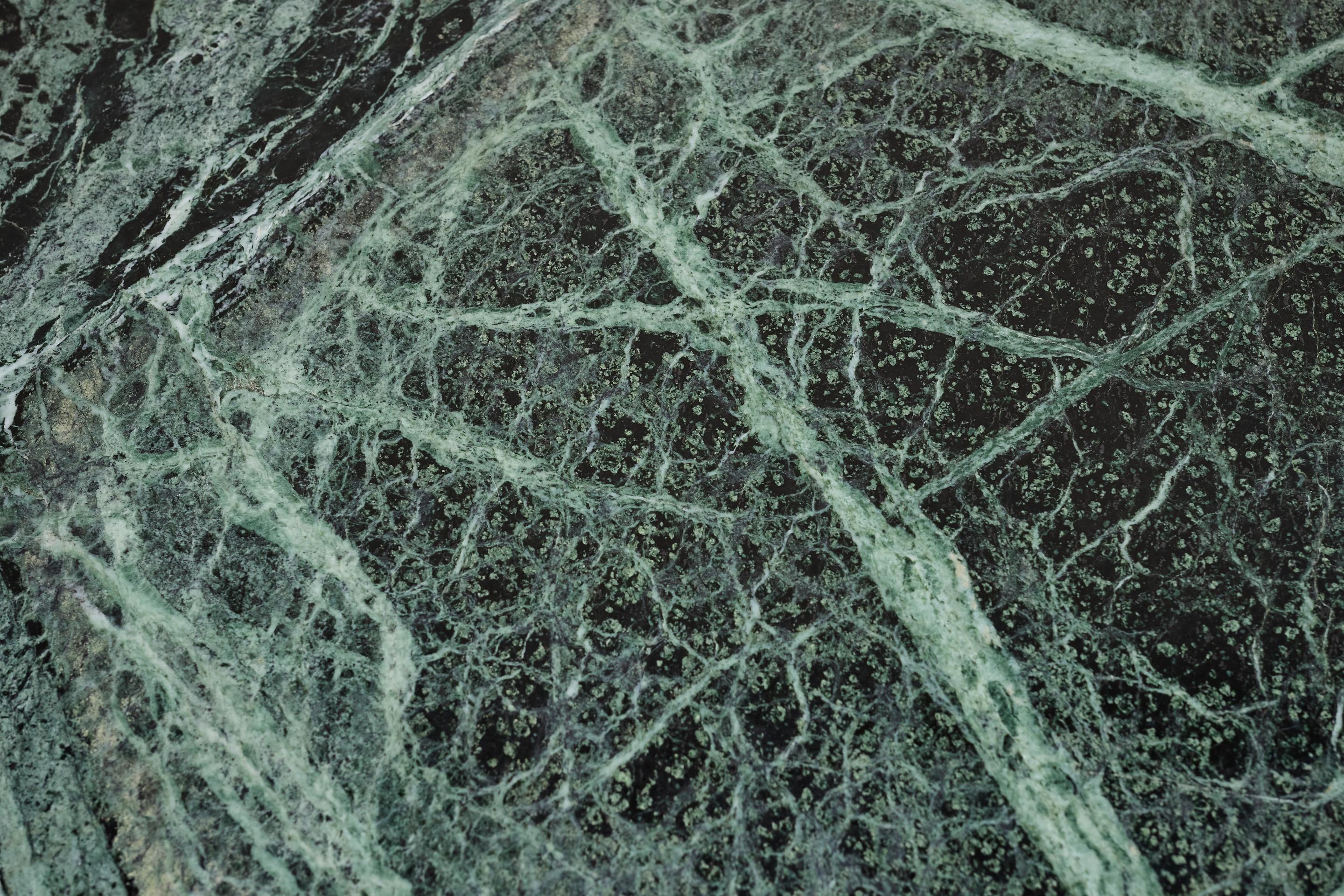 Table italienne en marbre vert des années 1950 en vente 2
