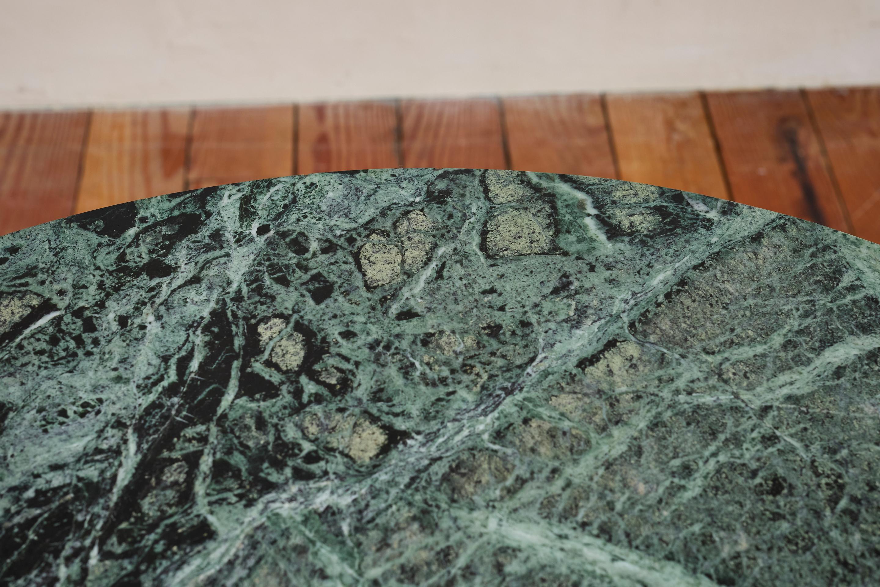 Table italienne en marbre vert des années 1950 en vente 3