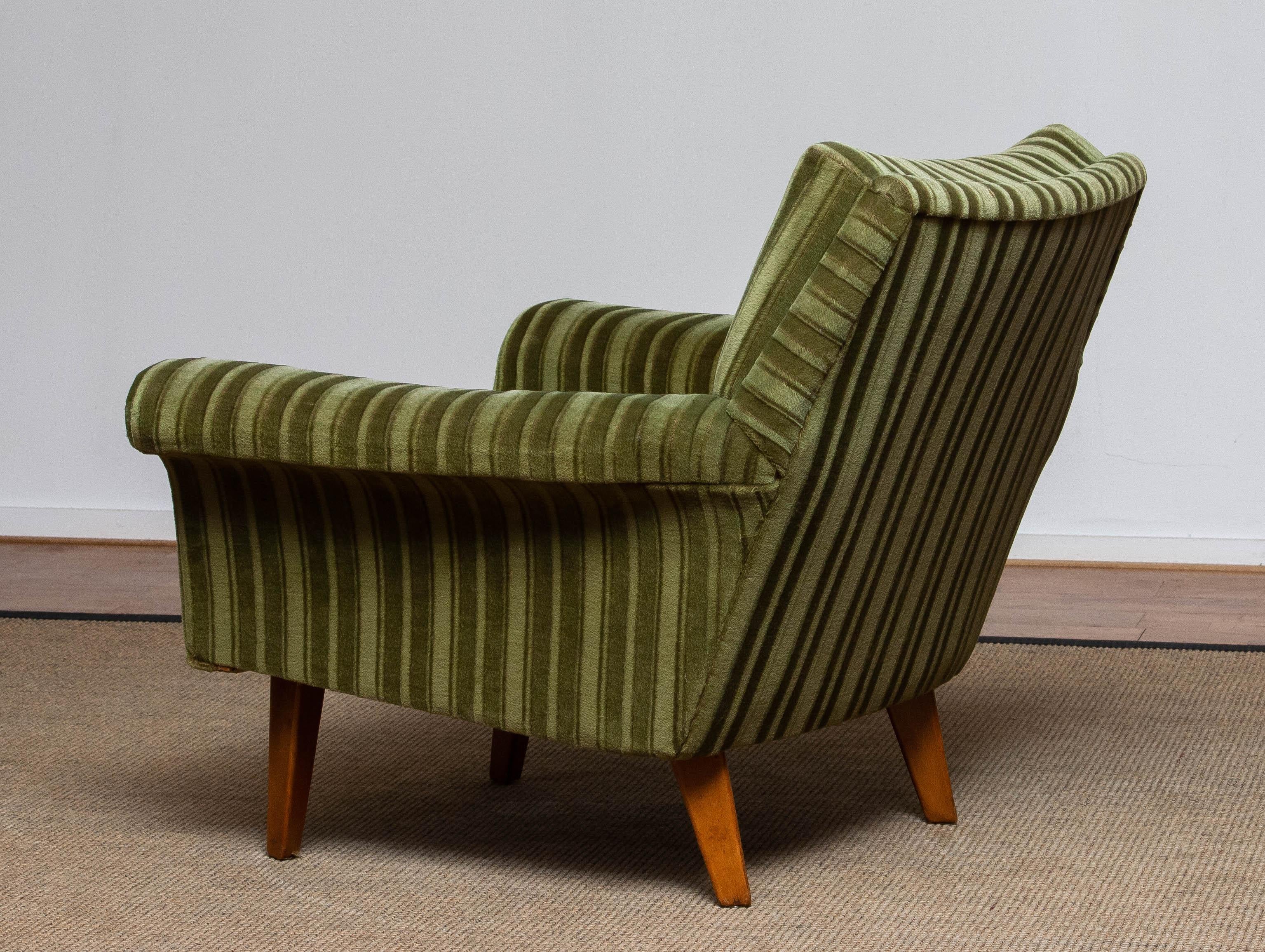 1950s Italian Green Striped Velvet Lounge / Easy / Club Chair with Beech Details In Good Condition In Silvolde, Gelderland