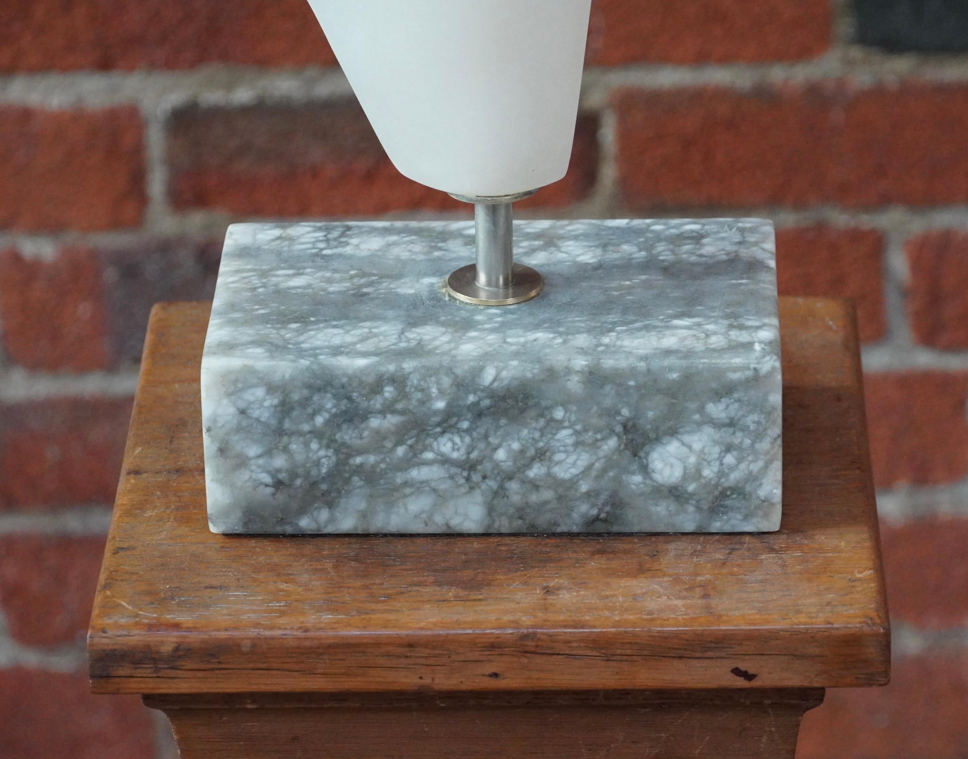 Lampe de table italienne des années 1950 en marbre et albâtre abstraits sculptés à la main en vente 3