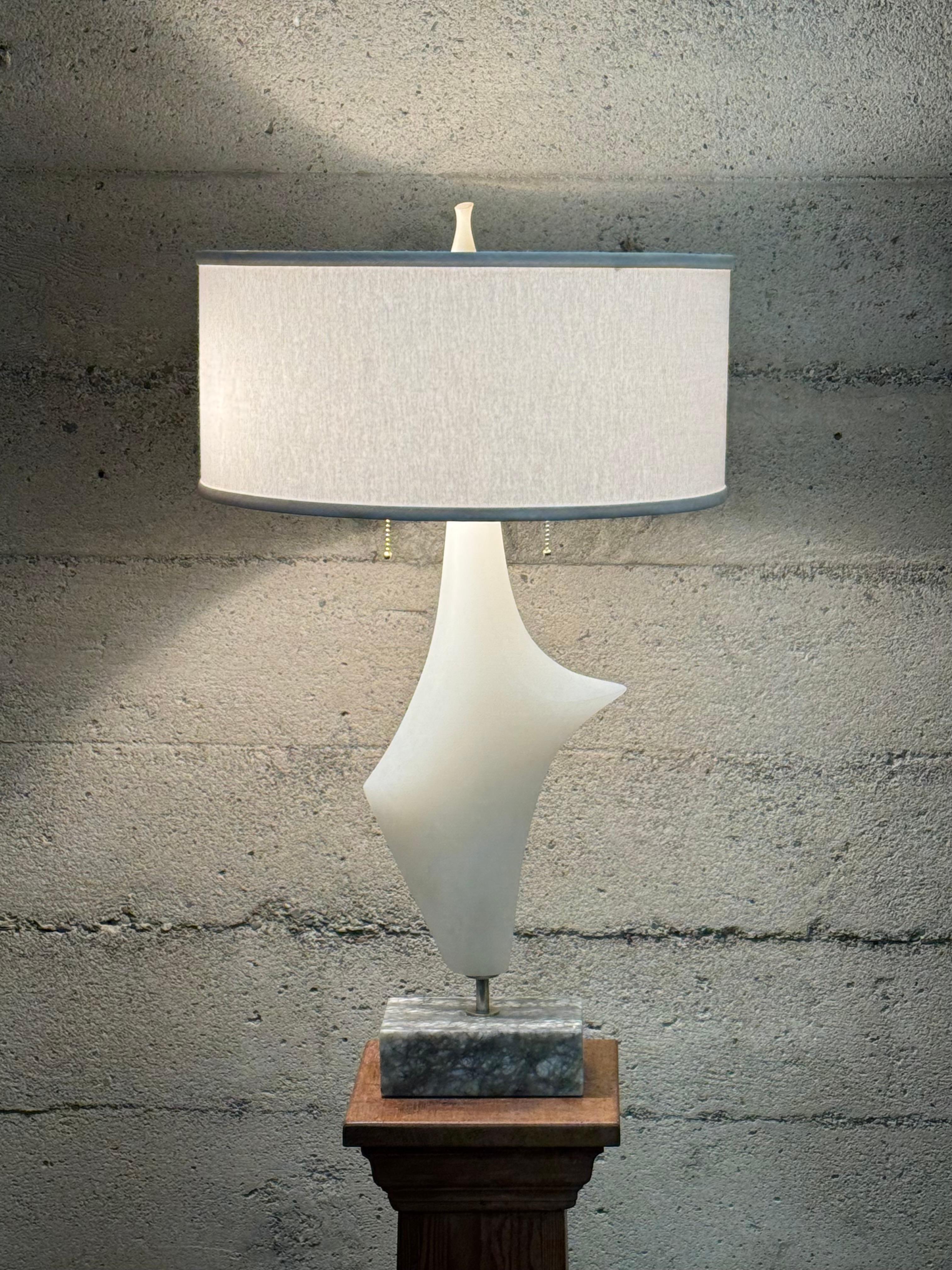 Lampe de table en albâtre et en marbre sculptés à la main, datant des années 1950 et provenant d'Italie. Le corps en albâtre translucide brille lorsqu'il est éclairé par l'abat-jour de 18