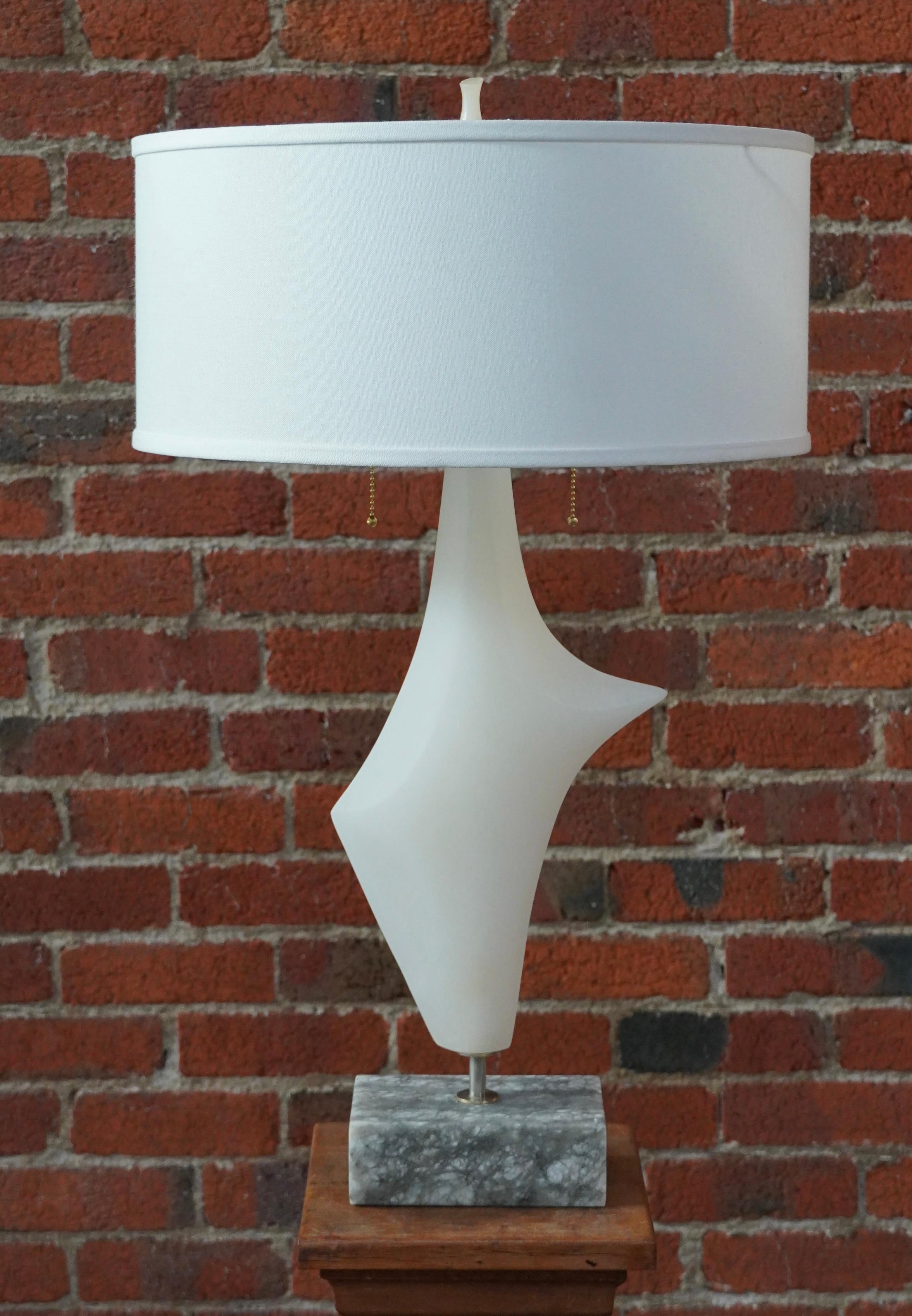 Mid-Century Modern Lampe de table italienne des années 1950 en marbre et albâtre abstraits sculptés à la main en vente